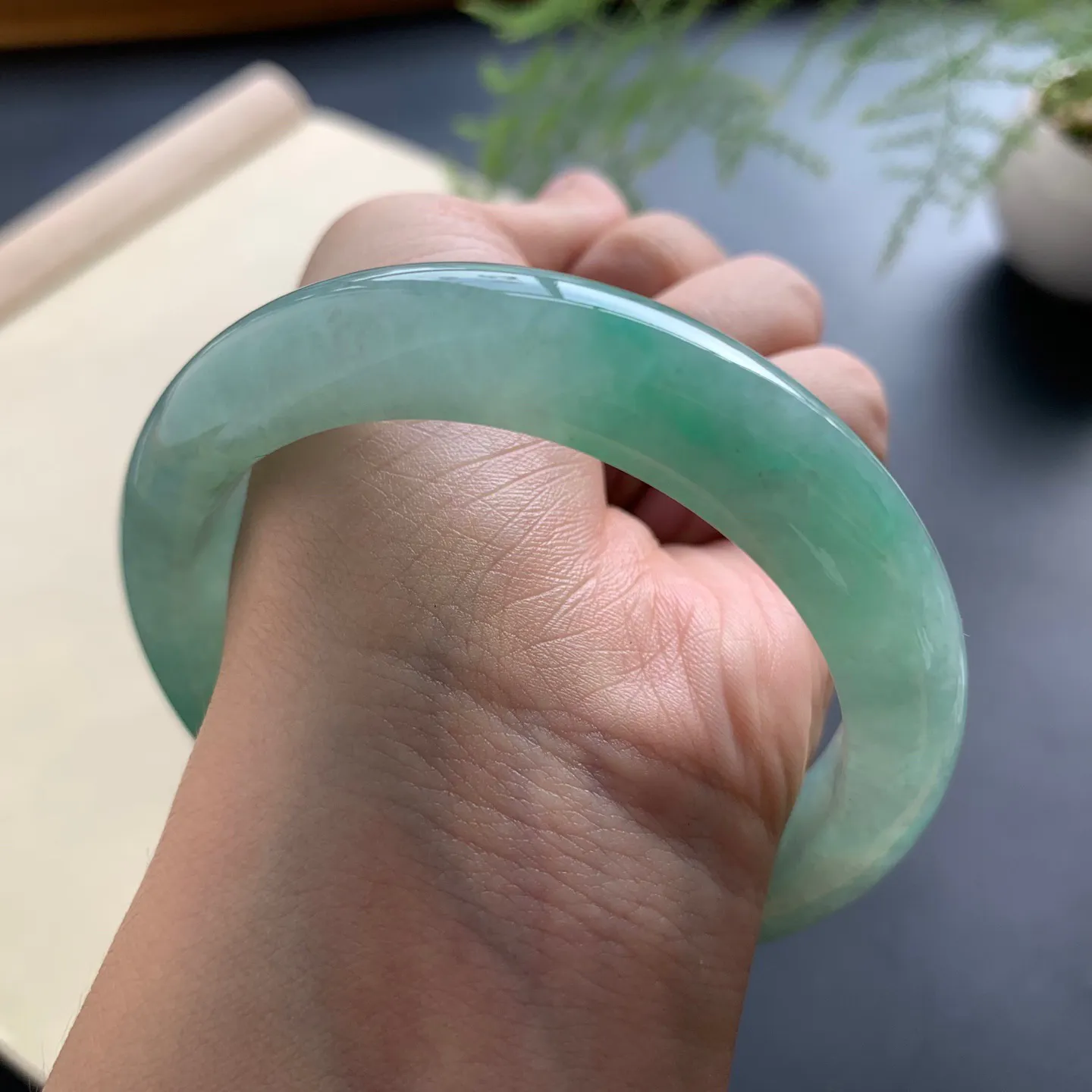 58圈口晴绿正圈手镯 尺寸：58-12.5-9，无纹裂，水润光滑，色泽亮丽
