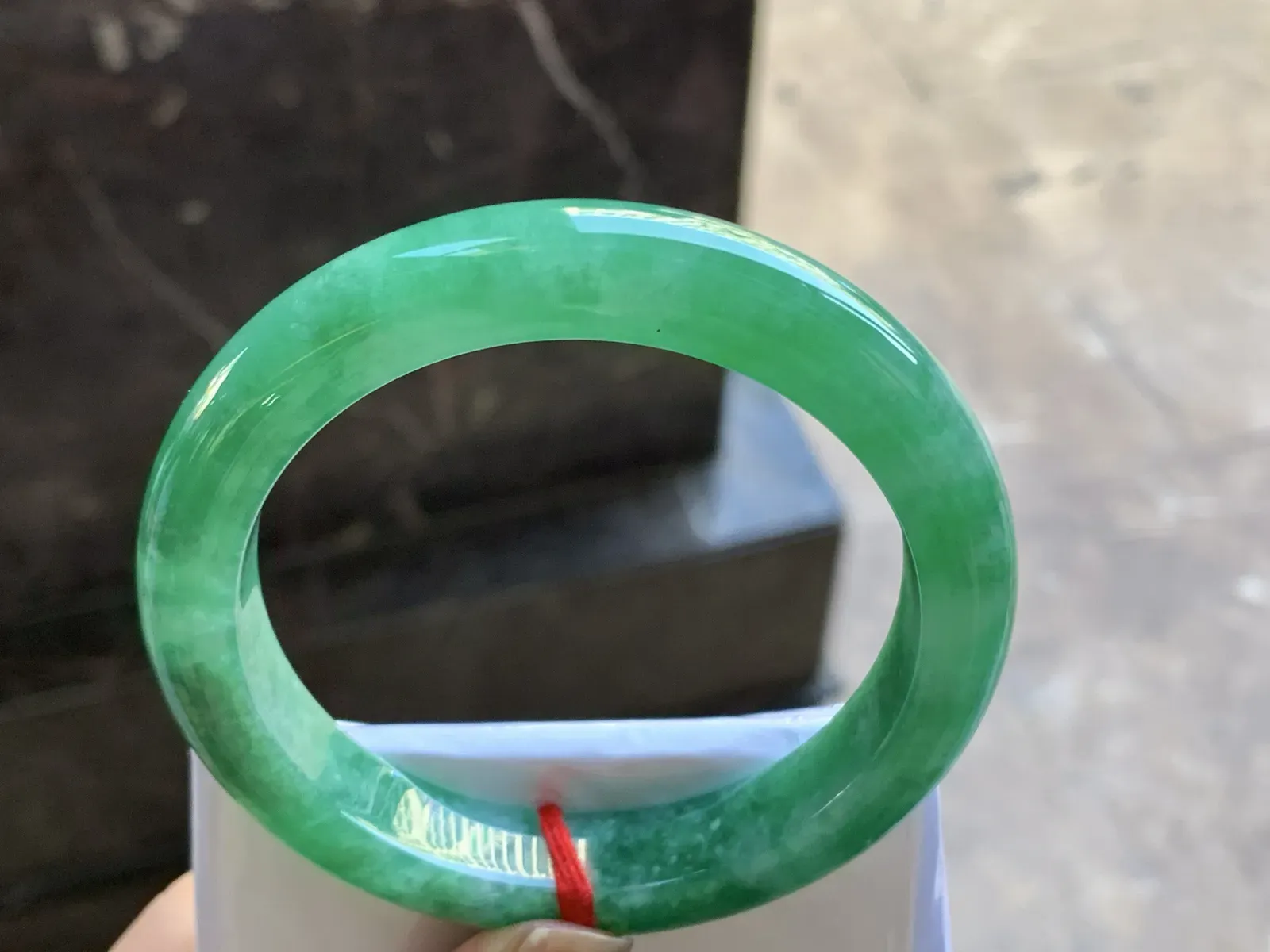 59.5-11.5-9.3

浓绿色手镯^_^鲜艳 玉质温润