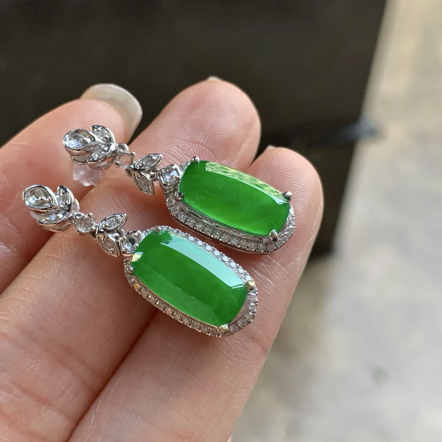 金钻镶嵌辣绿色耳坠^_^颜色浓郁 鲜艳