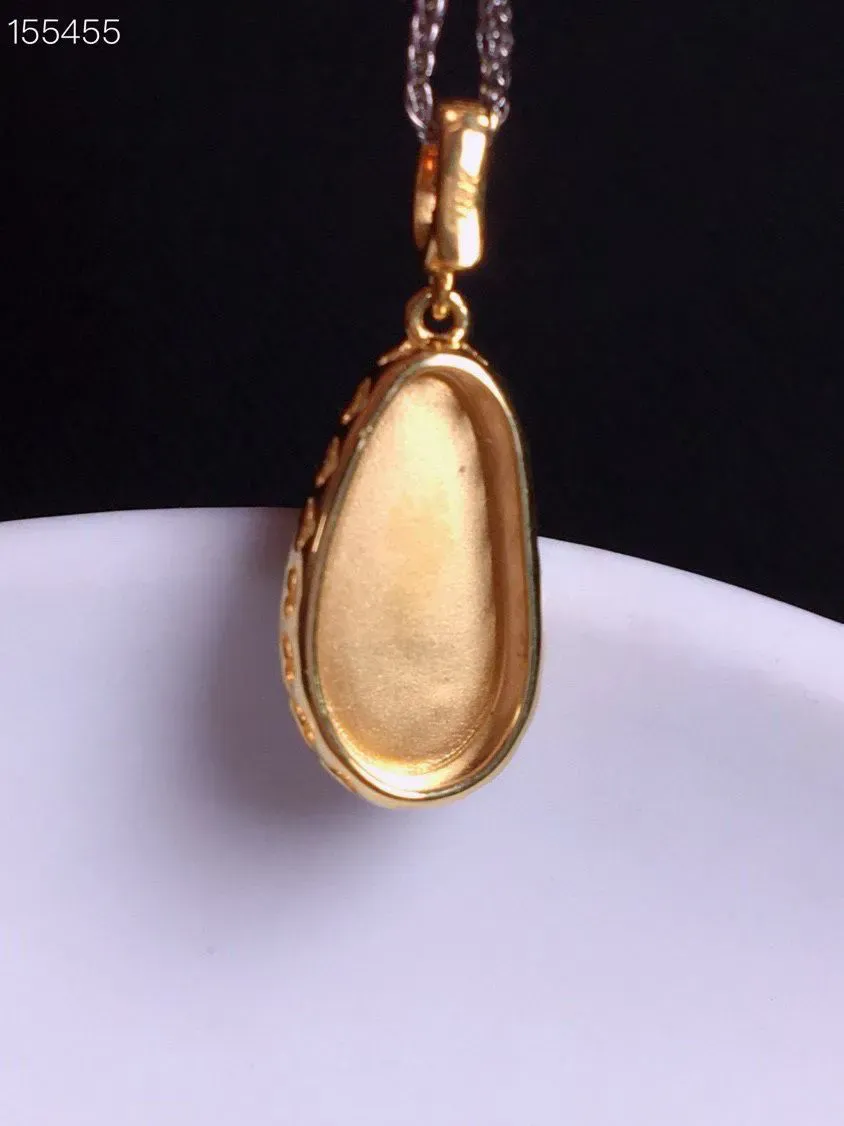 冰种阳绿福豆吊坠、真金真钻镶嵌，种水好，玉质细腻 .裸石尺寸 12.6*6.1