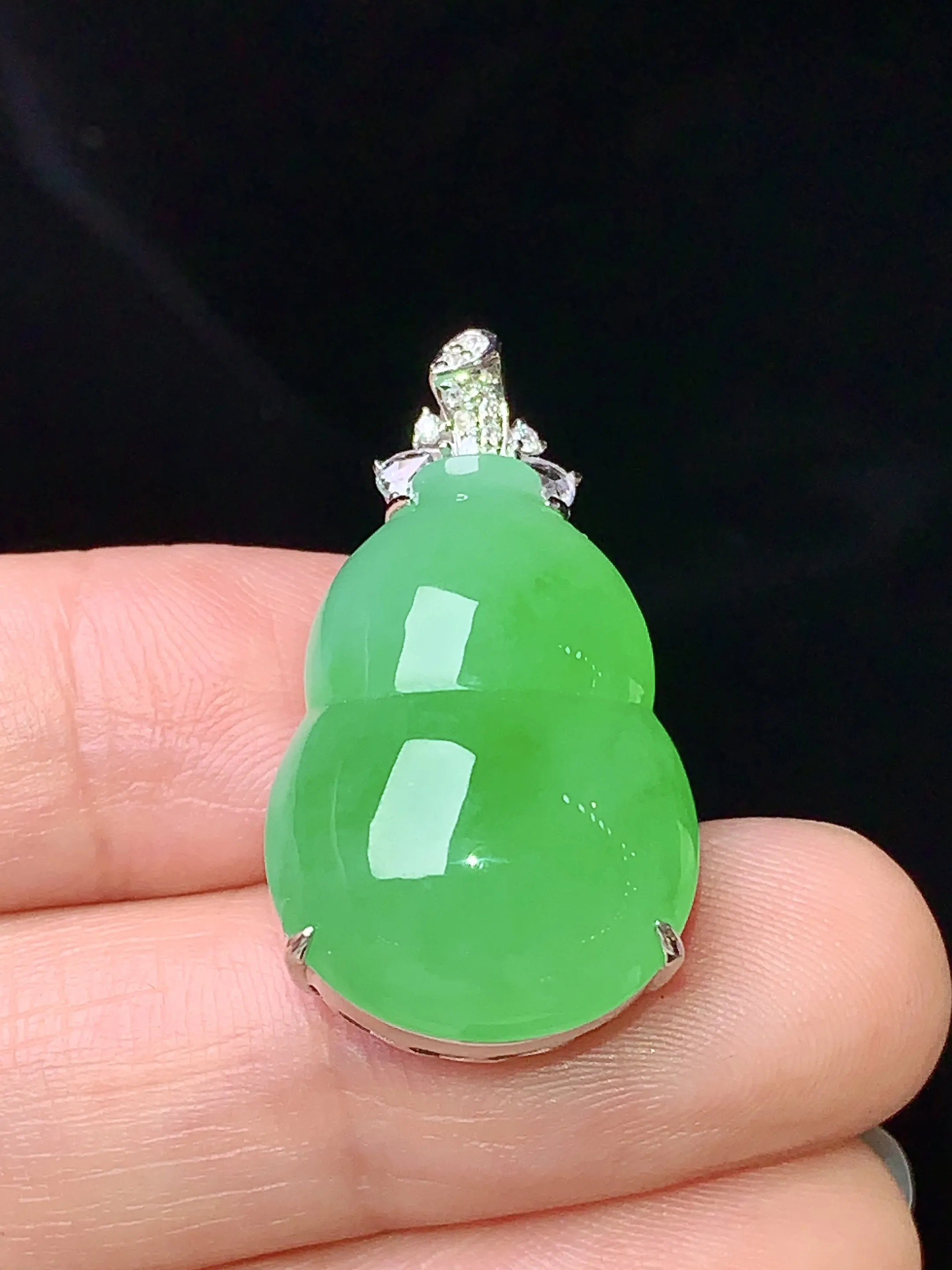 18k金钻镶嵌翠绿葫芦吊坠 玉质细腻 水润亮眼 色泽艳丽 整体尺寸29.5*16*9.7