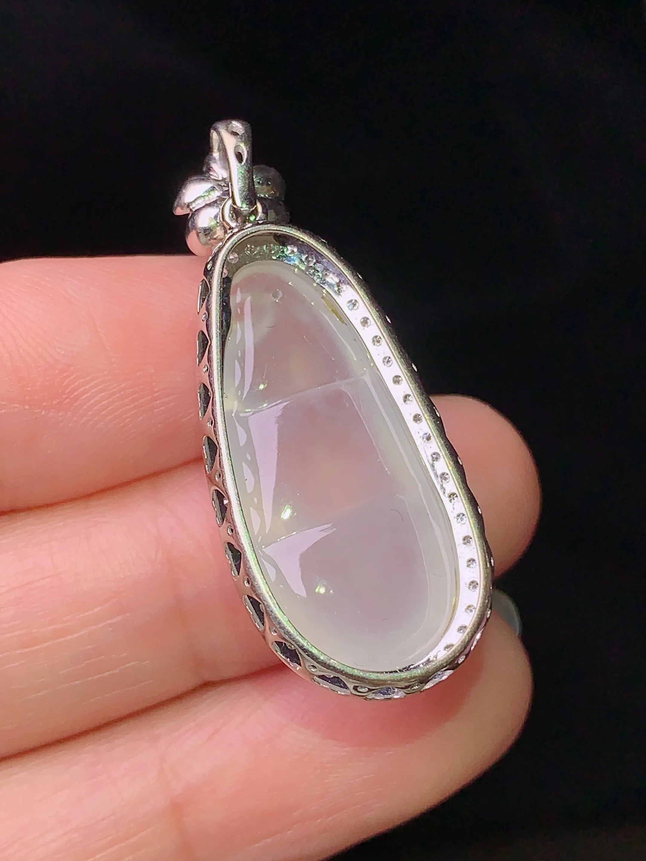 18k金钻镶嵌冰种四季豆吊坠 玉质细腻 水润亮眼 色泽艳丽 整体尺寸34.8*14.5*8