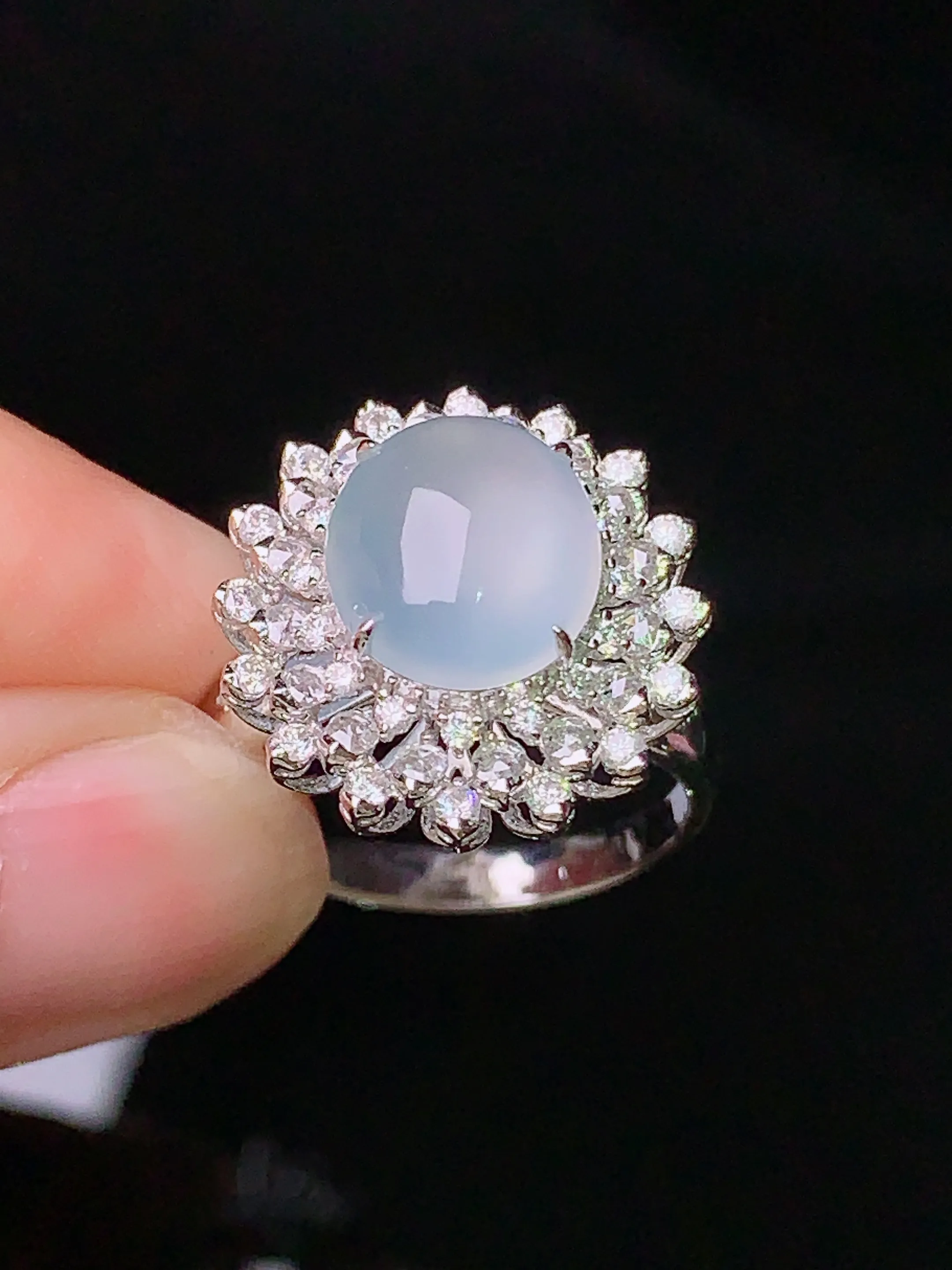 18k金钻镶嵌冰种蛋面戒指 玉质细腻 水润亮眼  圈口13 整体尺寸17.3*11.7