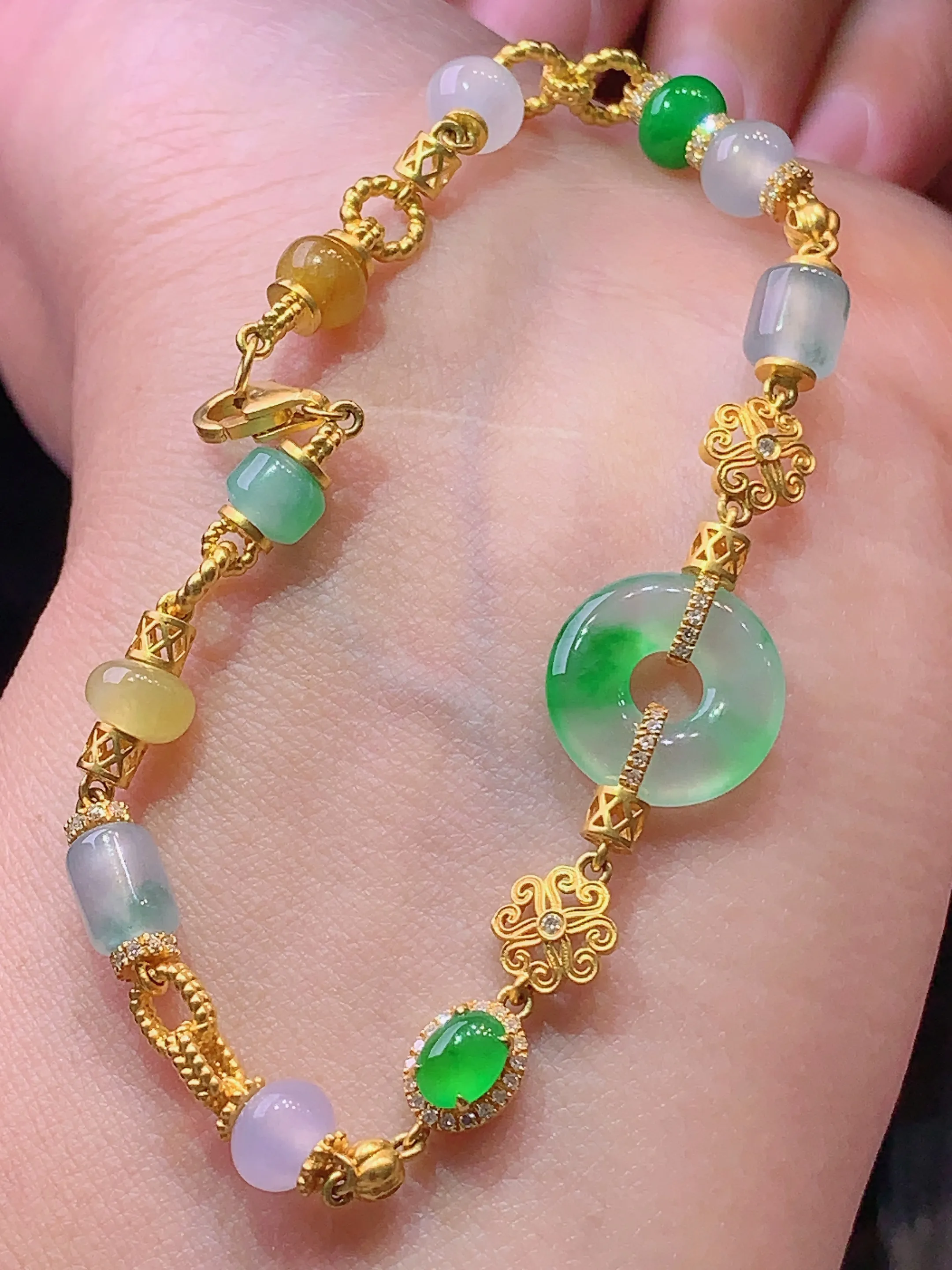 18k金钻镶嵌多宝平安扣手链 吊坠 玉质细腻 色泽艳丽 水润亮眼  整体尺寸12.8*2.3