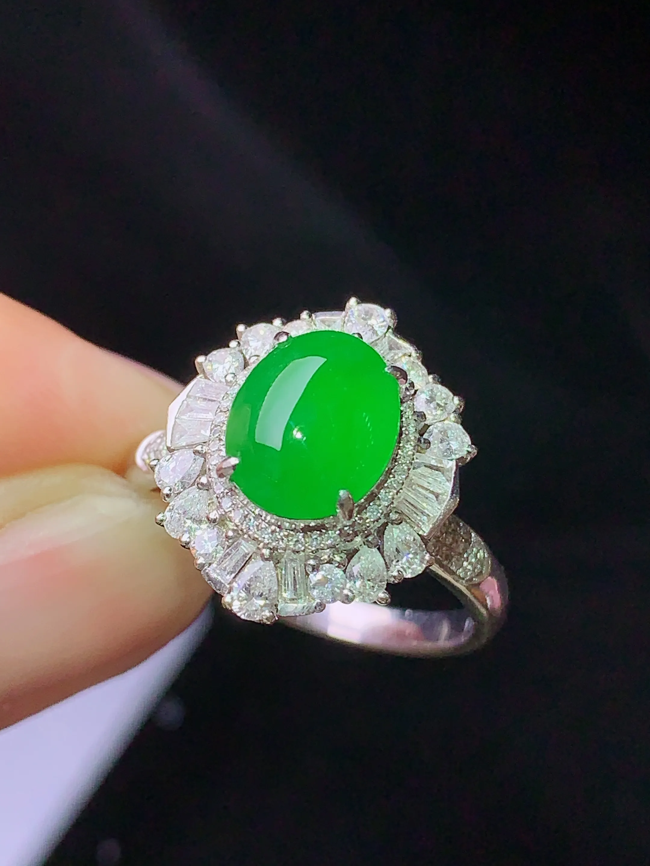 18k金钻镶嵌满绿蛋面戒指 玉质细腻 水润亮眼 色泽艳丽 圈口15.5 整体尺寸16.7*13.8*8.8