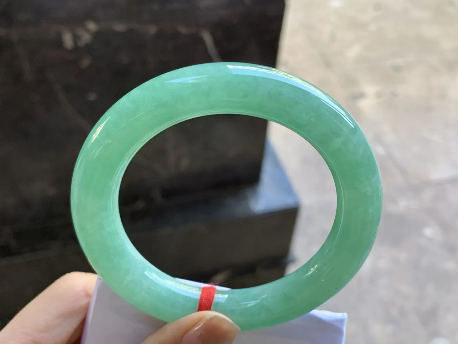 57-11.7

阳绿色圆条手镯^_^色阳 玉质温润