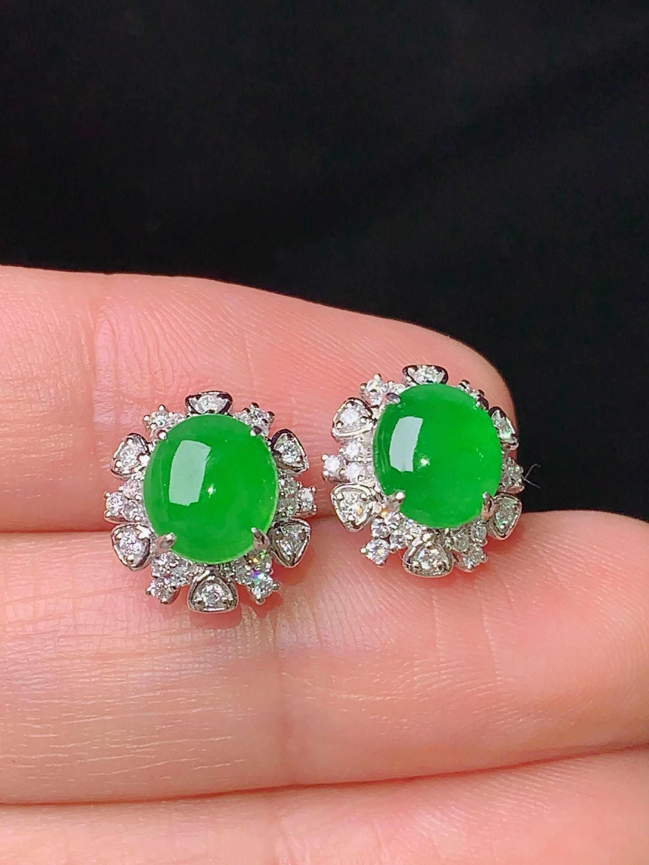 18k金钻镶嵌满绿蛋面耳钉 玉质细腻 水润亮眼 色泽艳丽 整体尺寸11.3*10.6*6.8