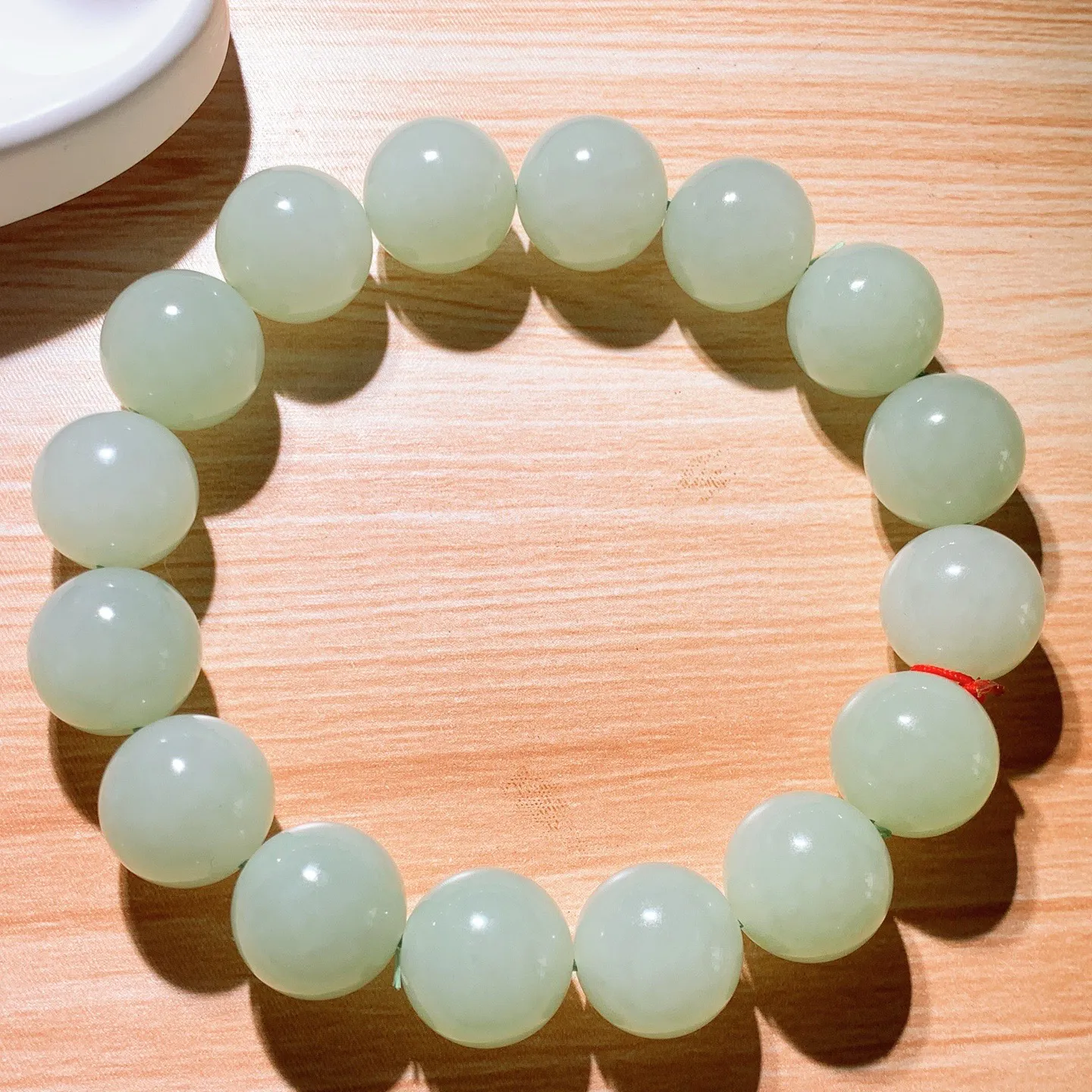 和田玉俄翠翠青圆珠手串。尺寸14重68克 玉质细腻油润 底色纯净 脂粉好，品质好！lt250807