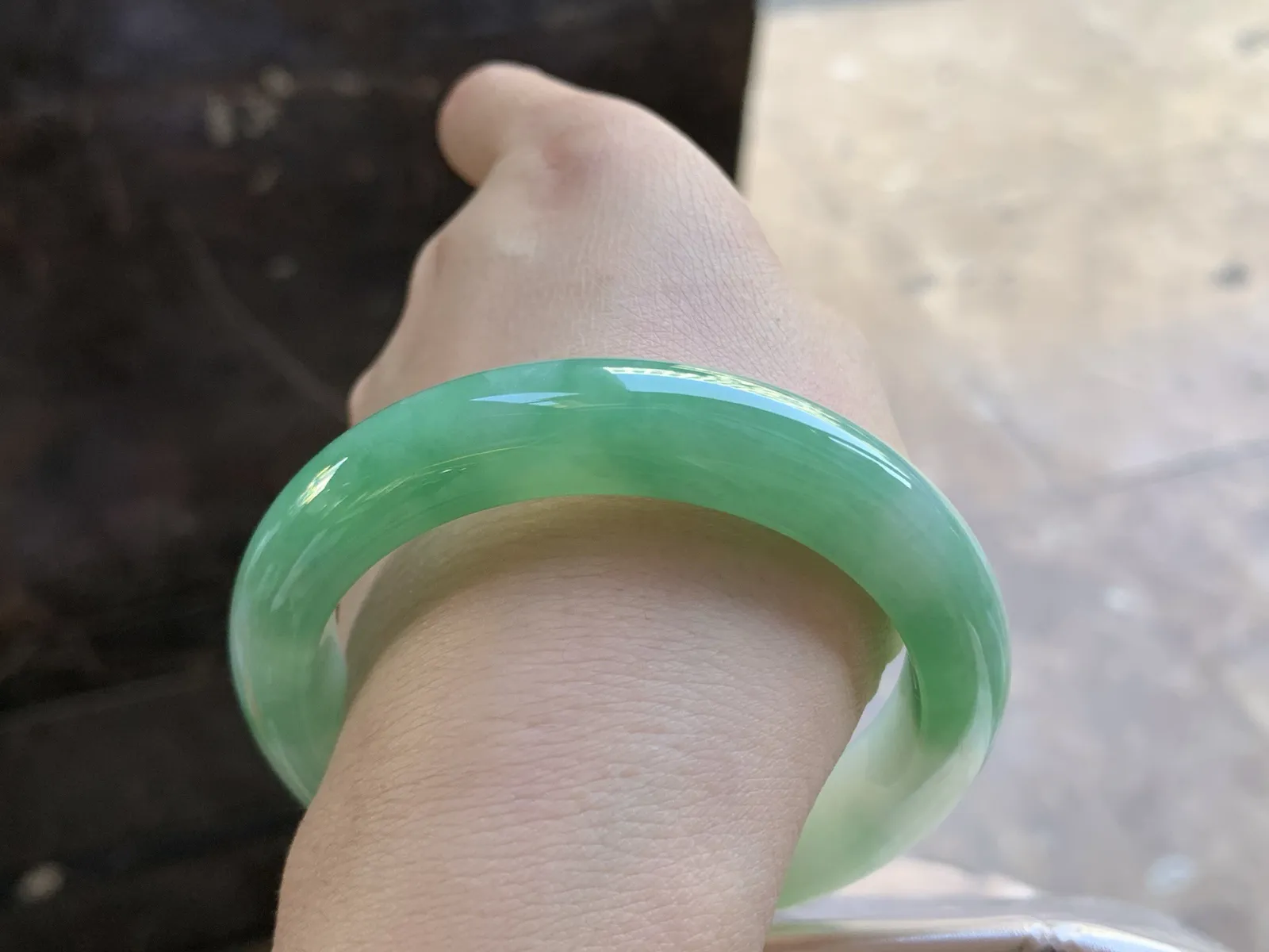 56.5-12.5-8.8

阳绿色手镯^_^玉质温润 色阳细腻