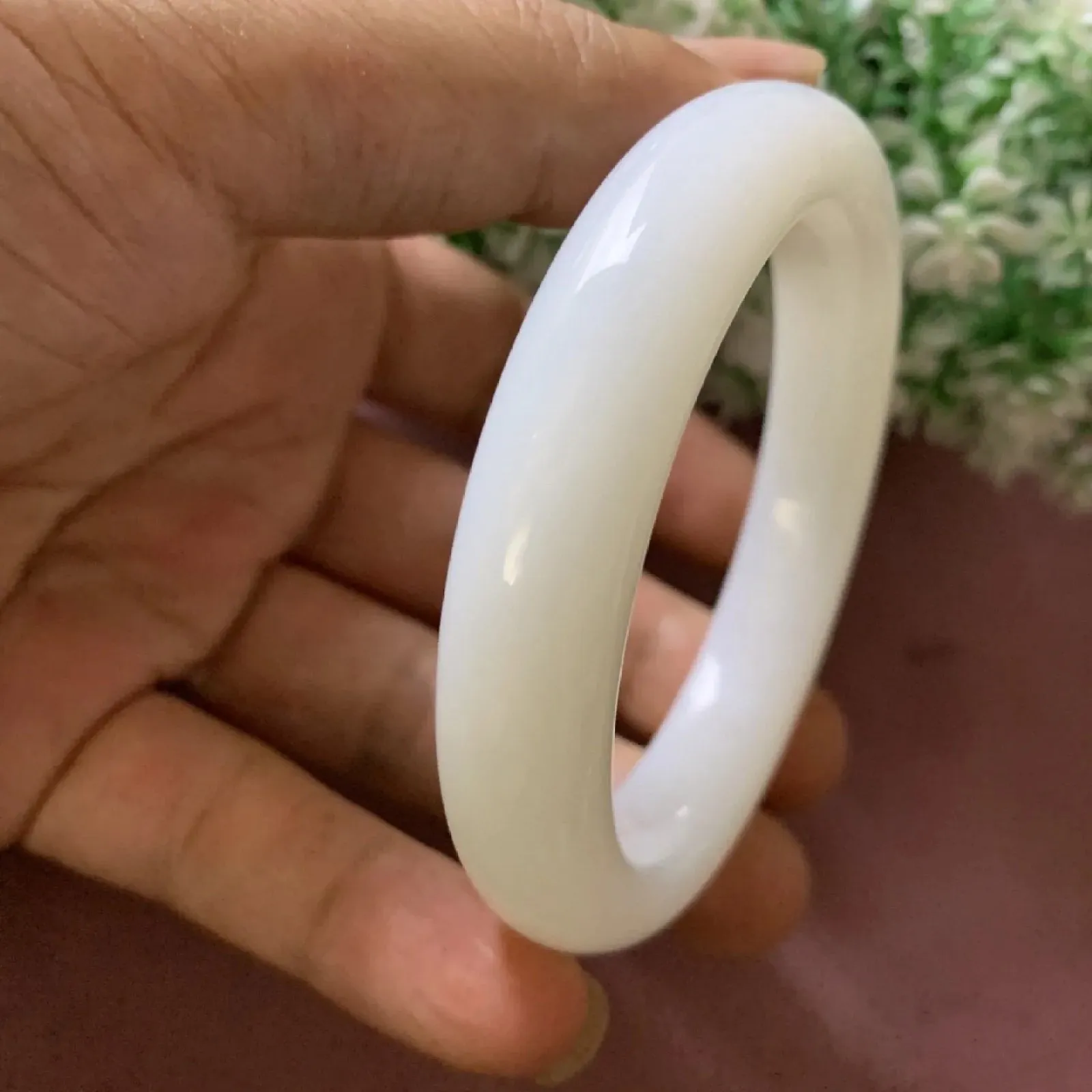 和田玉57.5圈口羊脂白手镯，玉质特细腻油润，高脂粉，高品质，萦绕腕间时，古韵不失时尚，素雅不失品味，细腻光滑的触感，使人沉醉，气质高雅