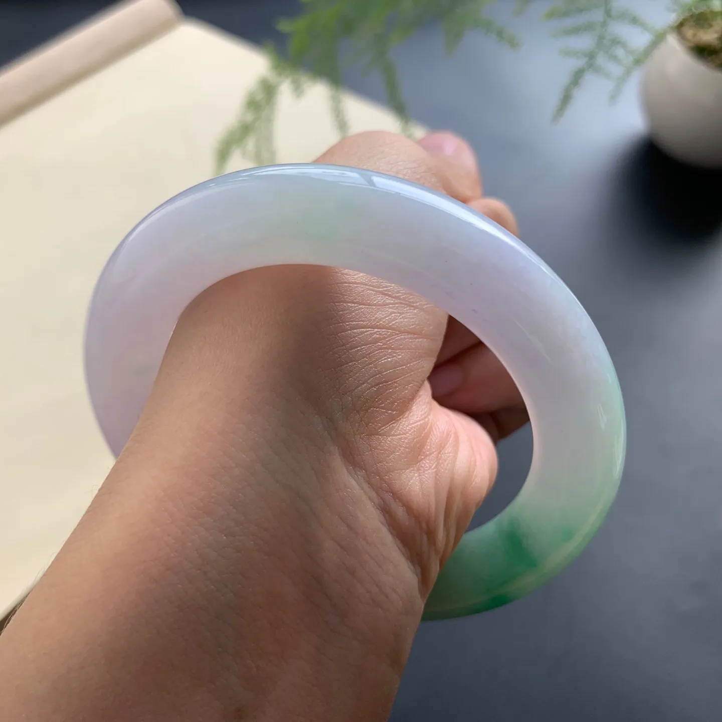 56圈口飘绿圆条手镯 尺寸：56-12-11.6，无纹裂，色泽靓丽，细腻光滑