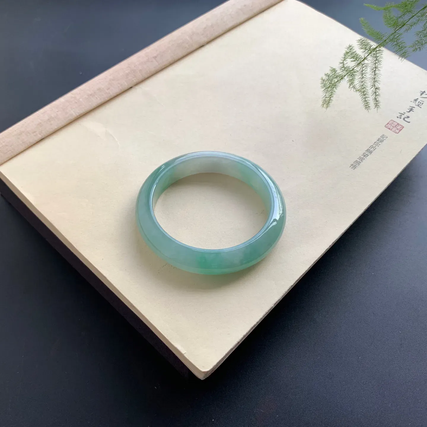 58圈口晴绿正圈手镯 尺寸：58-12.5-9，无纹裂，水润光滑，色泽亮丽
