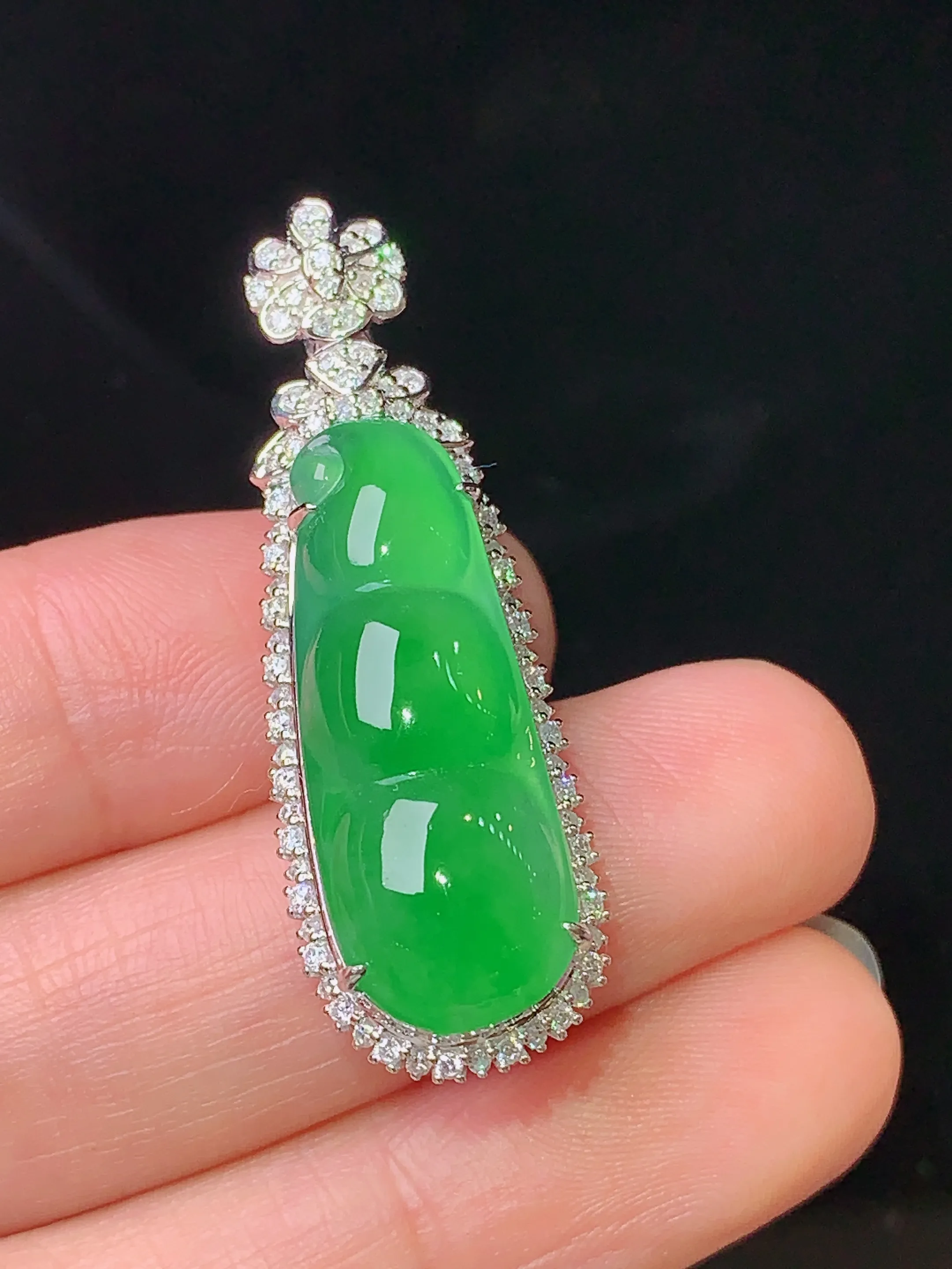 18k金钻镶嵌翠绿四季豆吊坠 玉质细腻 水润亮眼 色泽艳丽 整体尺寸39*13*12