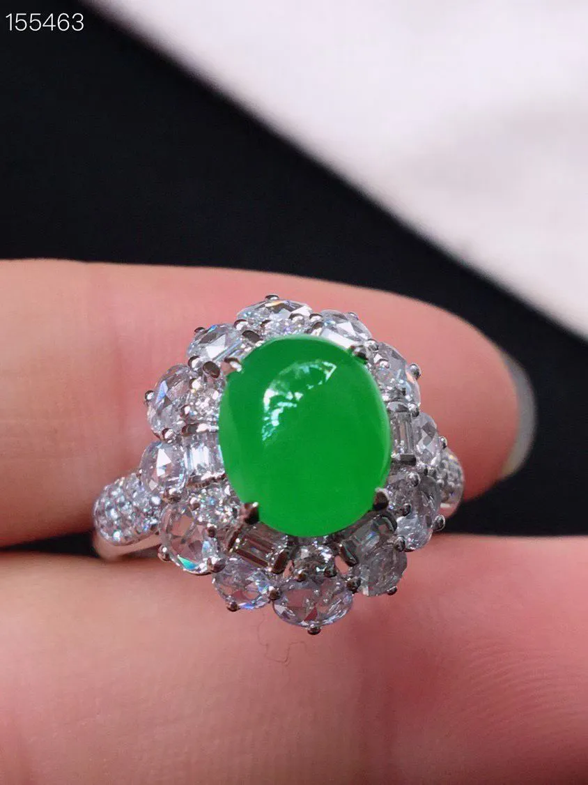 冰种阳绿蛋面戒指、真金真钻镶嵌，种水好，玉质细腻 .裸石尺寸 9.2*7.5