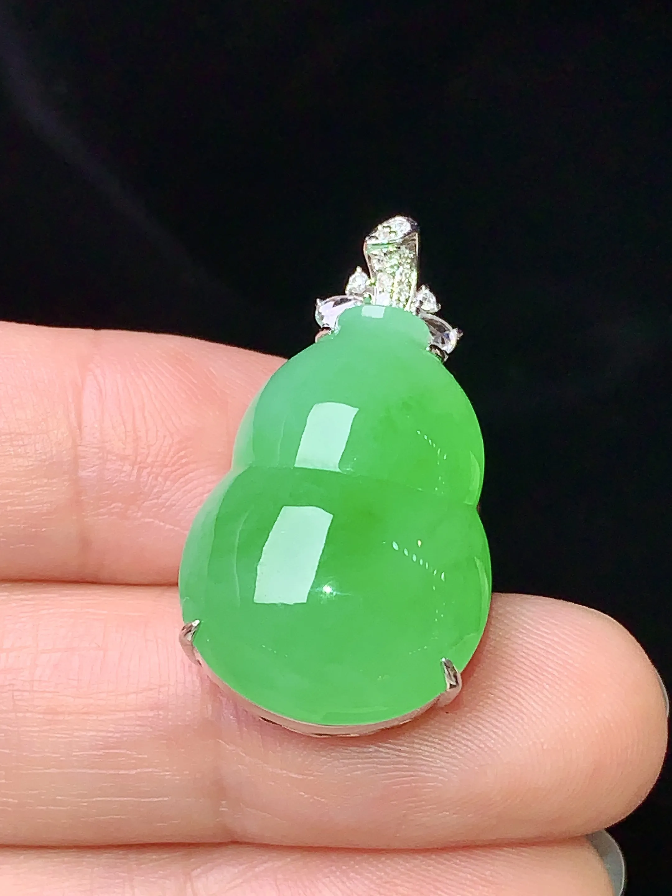 18k金钻镶嵌翠绿葫芦吊坠 玉质细腻 水润亮眼 色泽艳丽 整体尺寸29.5*16*9.7