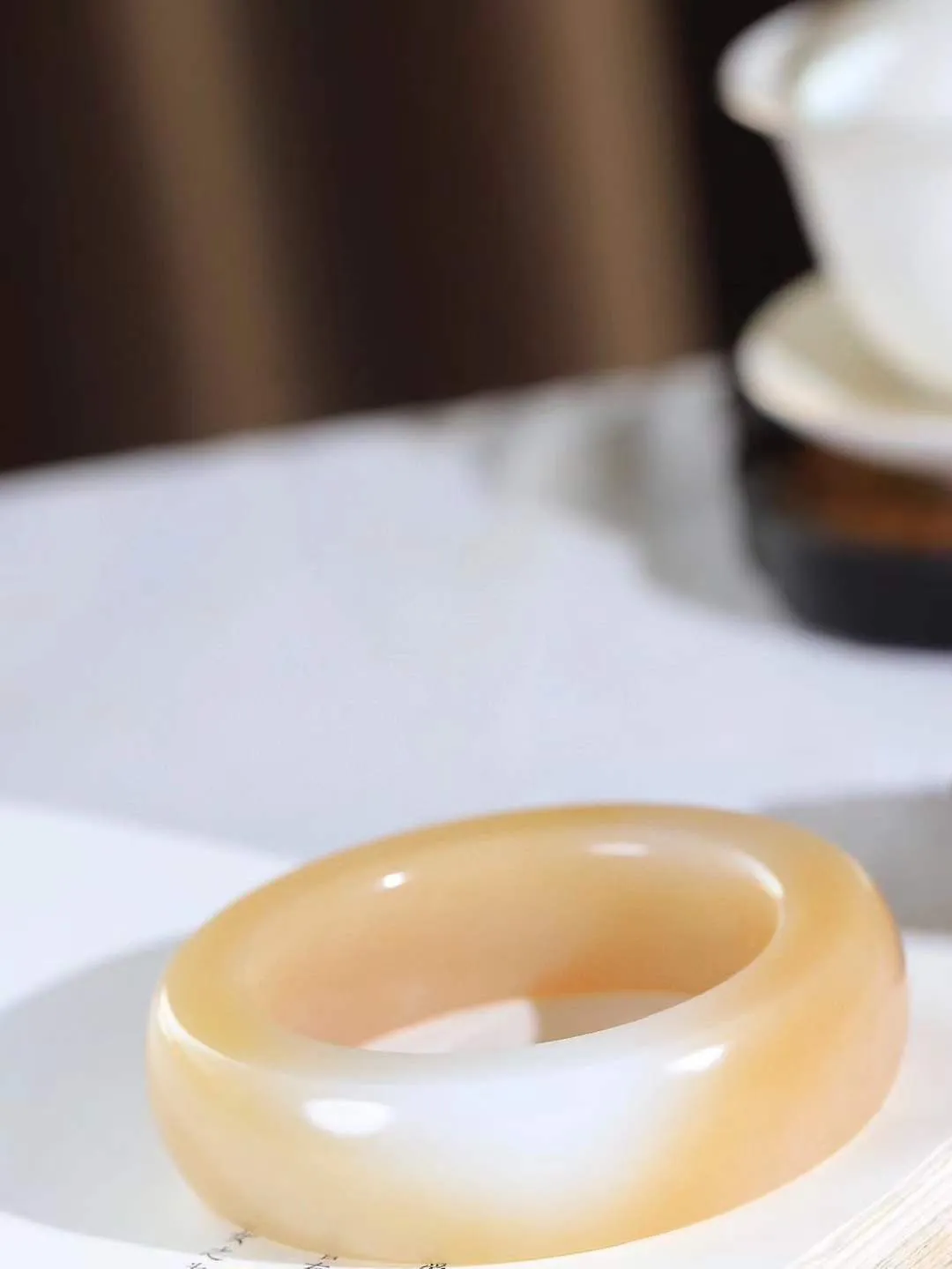 （一见倾心.手镯）

收藏级臻品️和田玉糖白玉手镯，玉质温润细腻 油性十足 手感舒适，高华雅逸，线条流畅，简约大气，美自天成，素雅高贵。佩戴于腕间，婉约之美，举手投足间透出那低调奢华。重151.2克  尺寸55-19.8-13.3mm161032830T