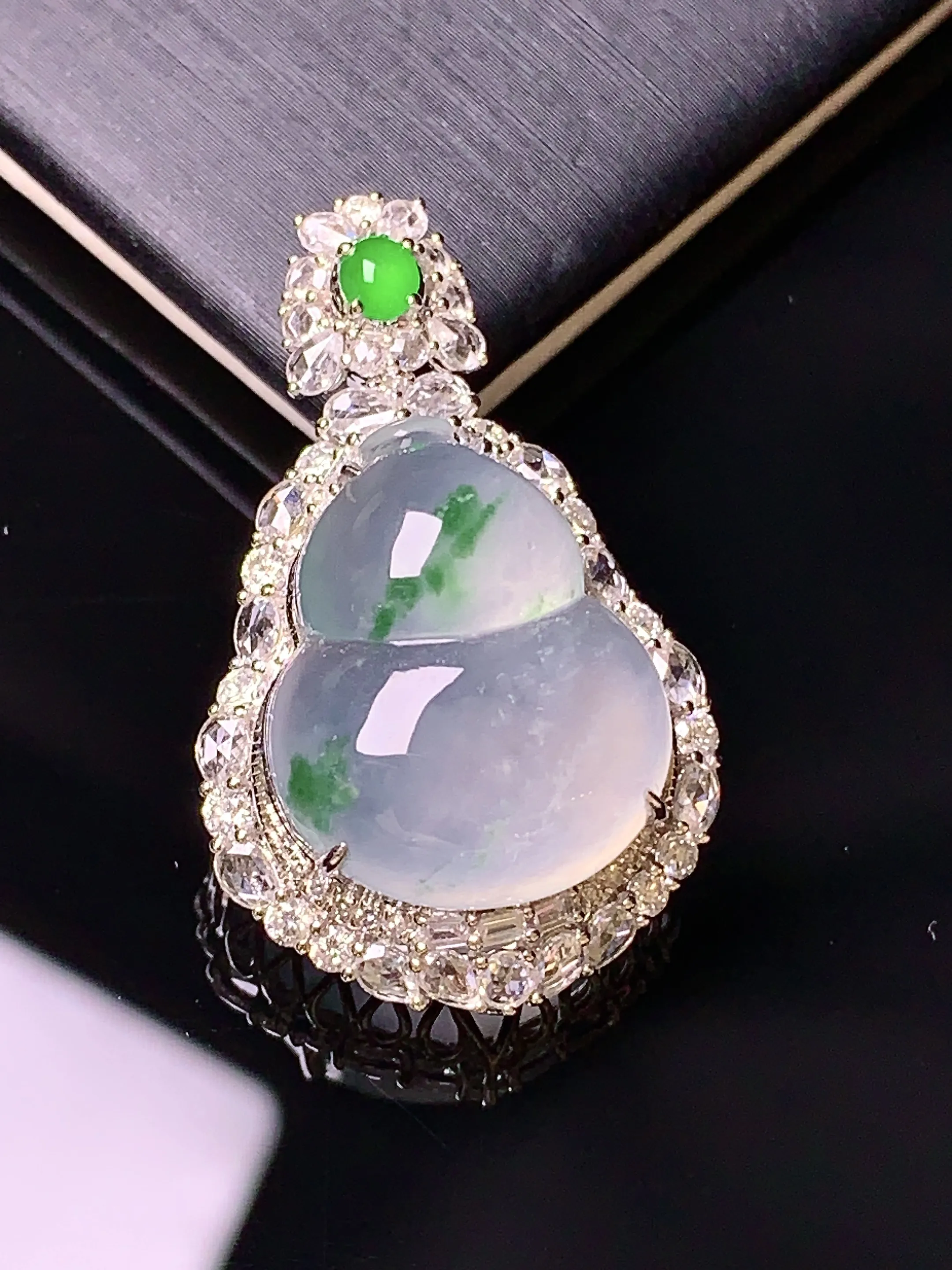 18k金钻镶嵌冰种葫芦吊坠 玉质细腻 水润亮眼  整体尺寸31.2*19*13