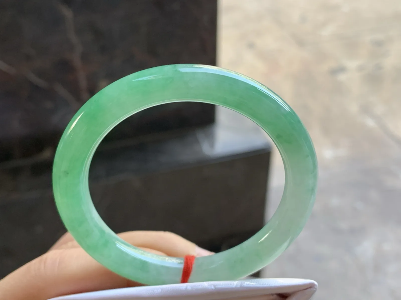 51.5-8.8

阳绿色圆条手镯^_^色阳 玉质温润