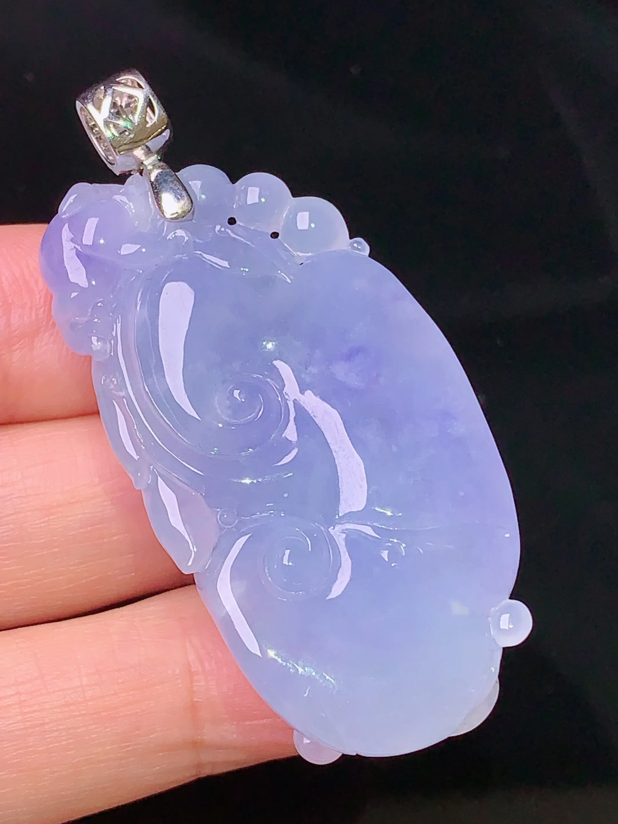 18k金钻镶嵌紫罗兰如意吊坠 玉质细腻 水润亮眼  整体尺寸43.5*24.5*12.5