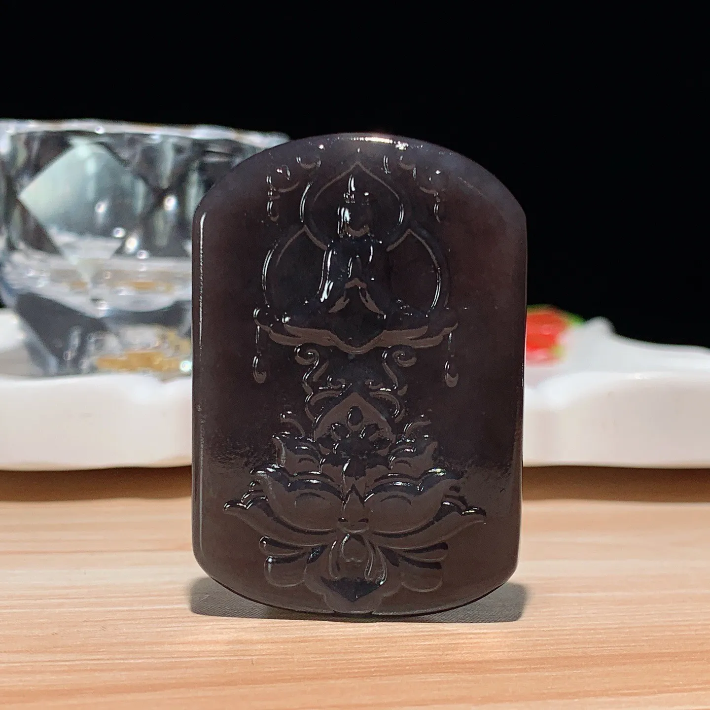 和田玉紫罗兰观音头牌子挂件。尺寸51/35/11重38克 无裂无杂 玉质细腻油润 底色纯净 脂粉好，品质好。lt251027