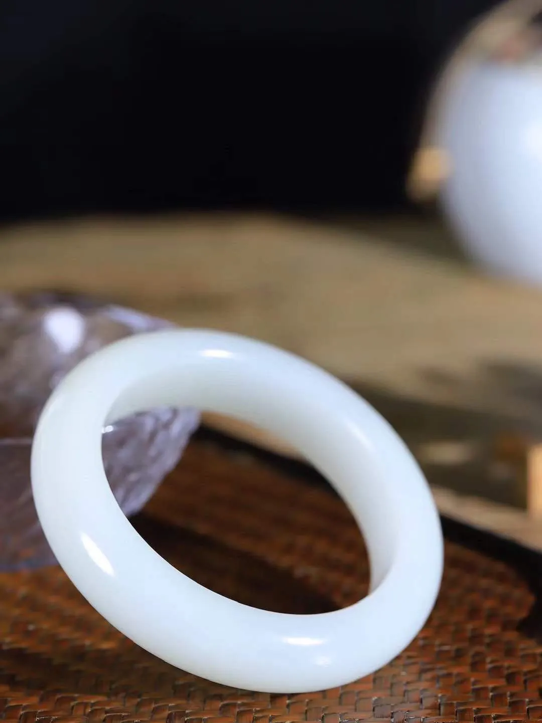 （柔情似水.手镯）

收藏级和田玉白玉手镯，玉质温润细腻，镯型饱满圆润，优雅知性，姽婳于幽静兮，又婆娑乎人间，经典款型，古朴典雅。极具灵性，腕间风情，风姿卓越。 重98.8克    内径59mm 尺寸16.8-10.8mm   781042841T