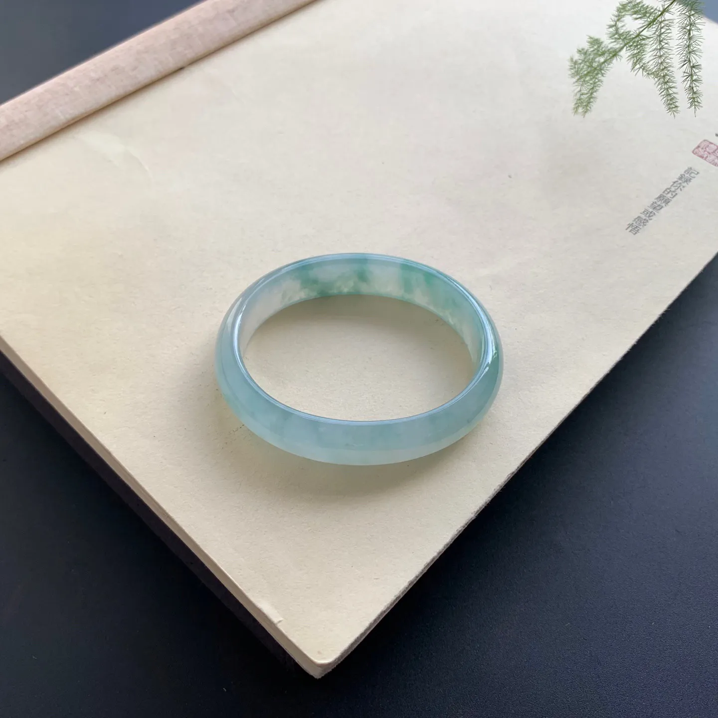 53.2圈口冰飘花贵妃手镯 尺寸：53.2-44-12.2-6，无纹裂，水润起胶，花色灵动