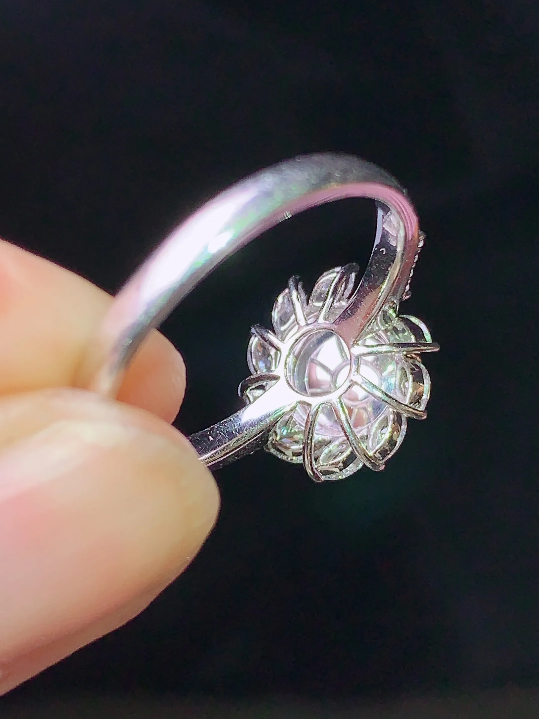 18k金钻镶嵌翠绿蛋面戒指 玉质细腻 水润亮眼 色泽艳丽 圈15.5 整体尺寸12*7.5