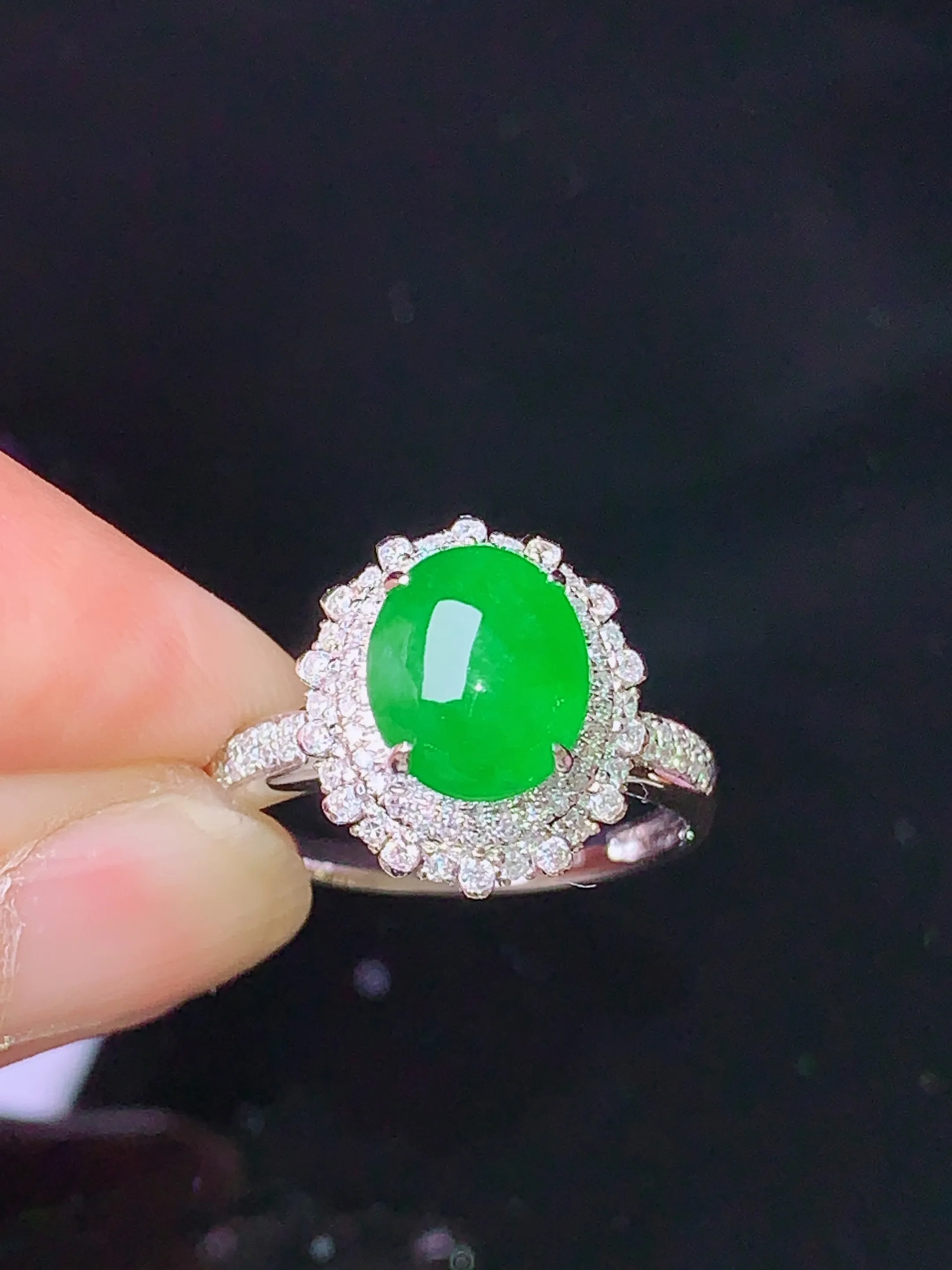 18k金钻镶嵌满绿蛋面戒指 玉质细腻 水润亮眼 色泽艳丽 圈口14.5 整体尺寸14*12.3*10