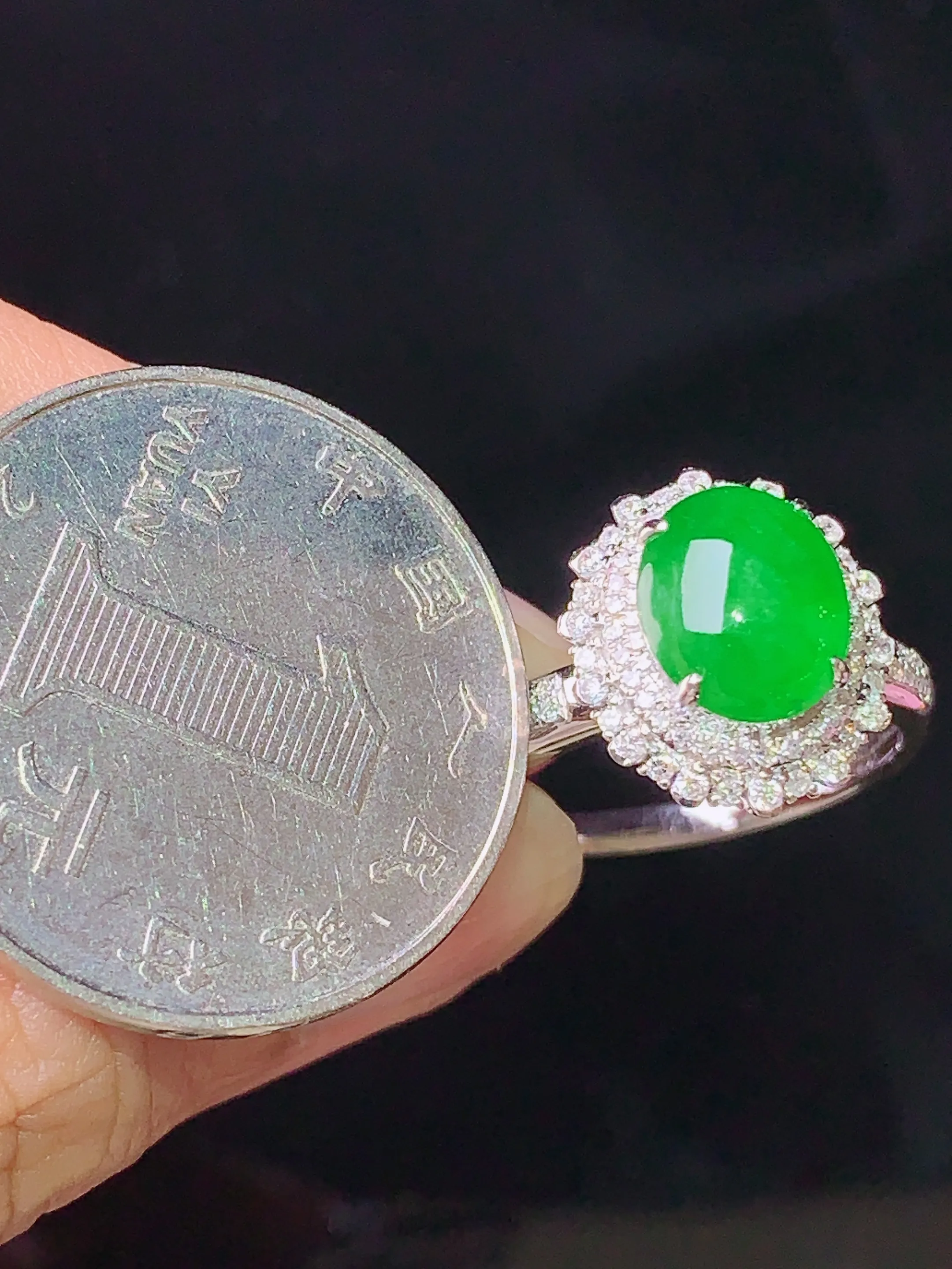 18k金钻镶嵌满绿蛋面戒指 玉质细腻 水润亮眼 色泽艳丽 圈口14.5 整体尺寸14*12.3*10