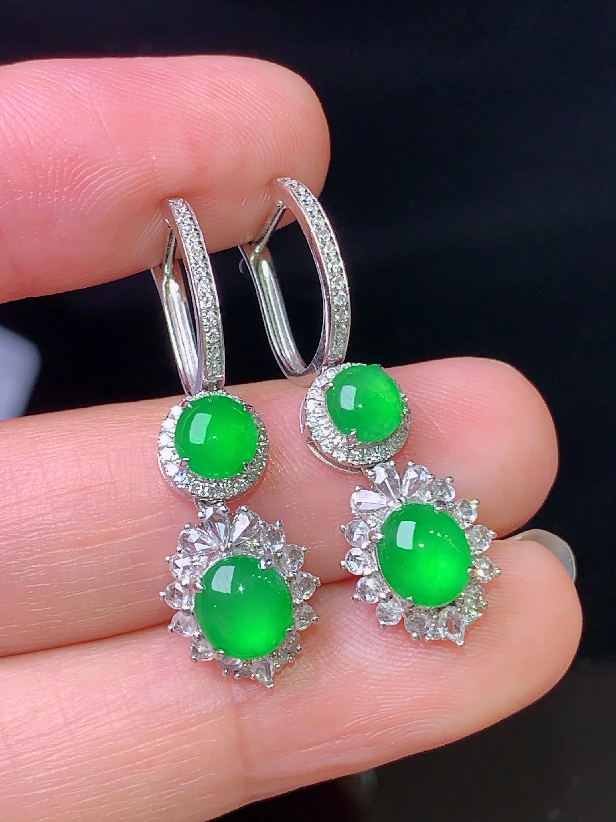 18k金钻镶嵌满绿蛋面耳坠 玉质细腻 色泽艳丽 水润亮眼  整体尺寸33*9.8*7.6