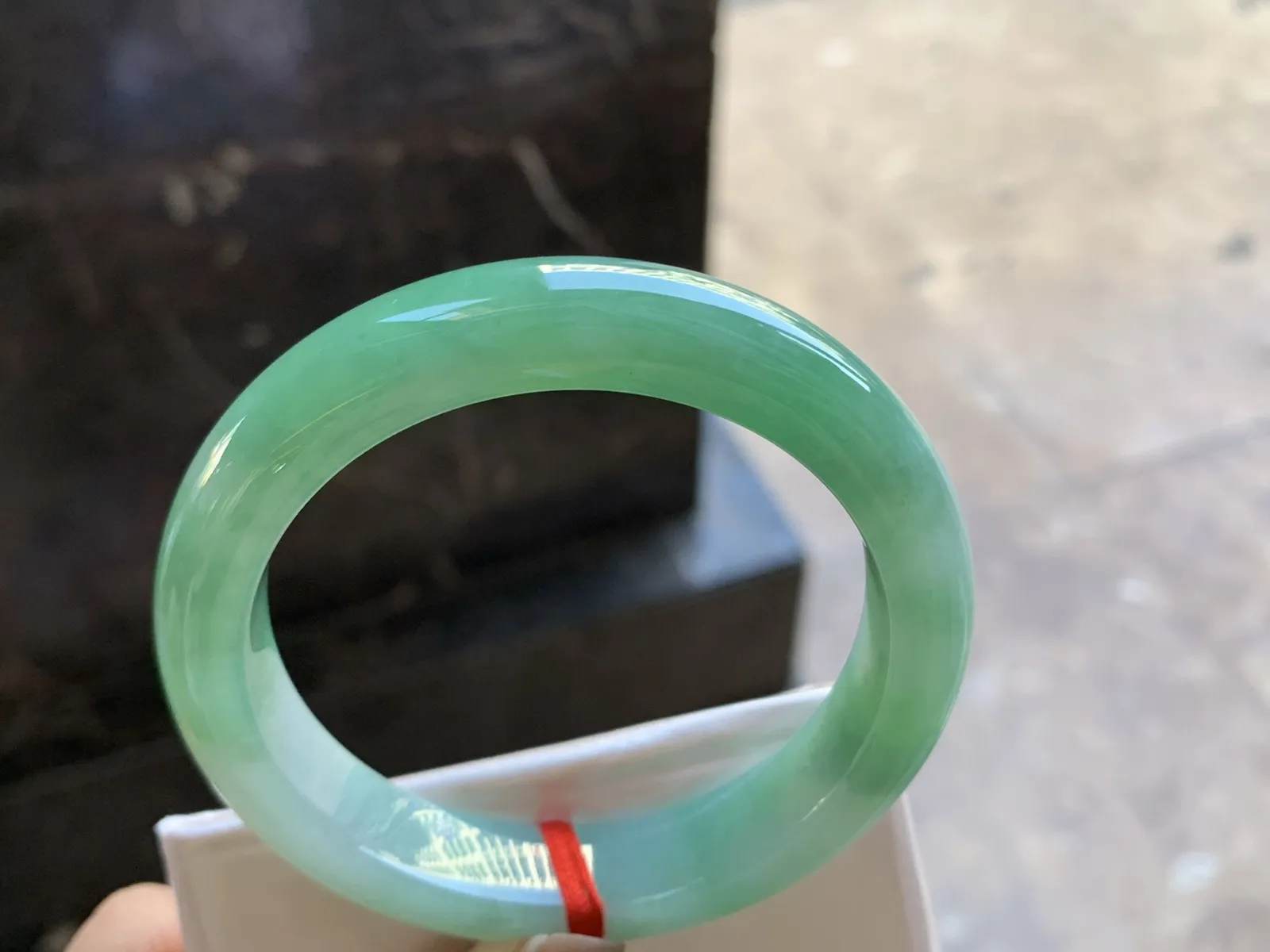 56.5-12.5-8.8

阳绿色手镯^_^玉质温润 色阳细腻