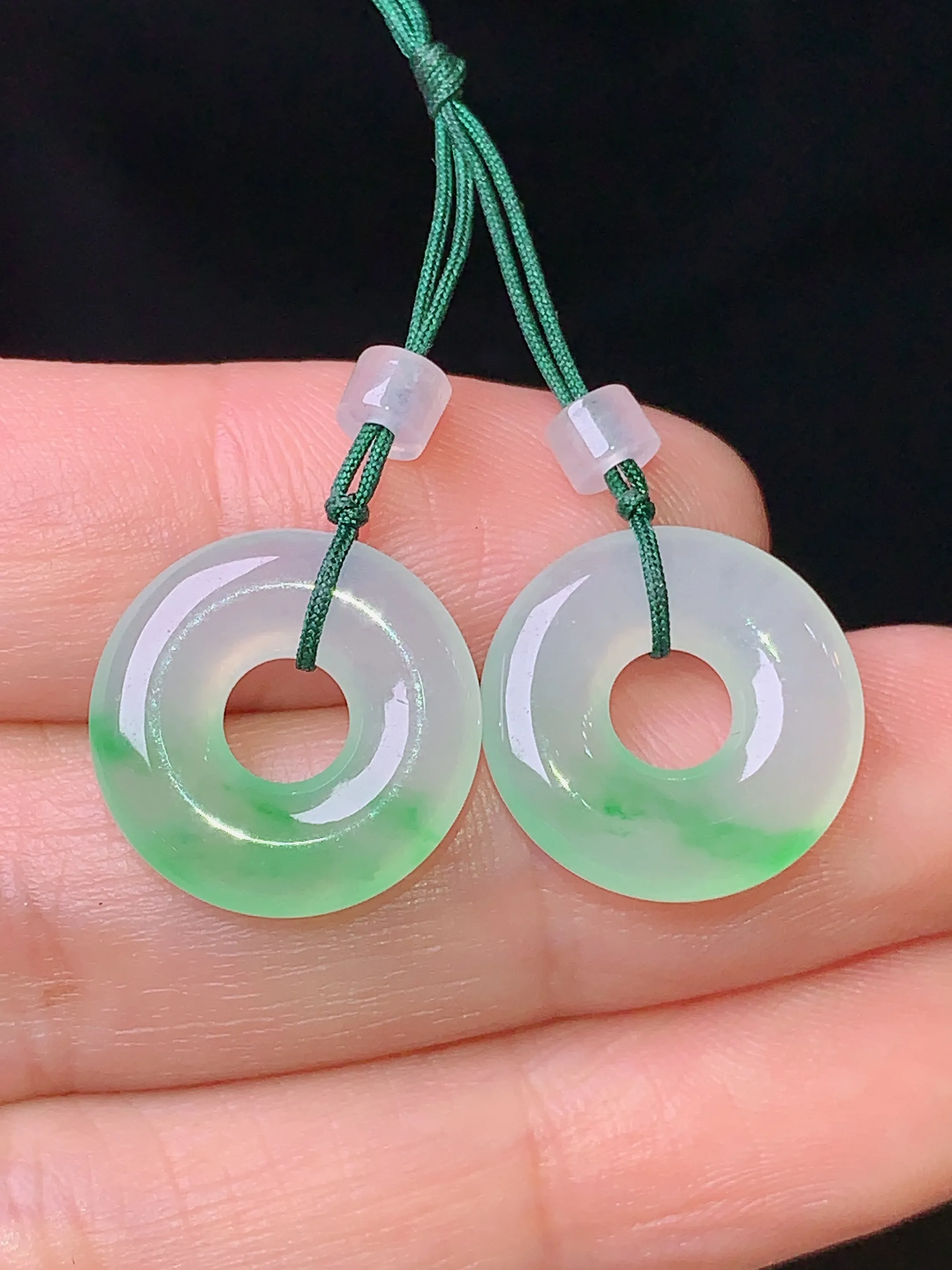 冰种飘绿平安环一对 玉质细腻 色泽艳丽 水润亮眼  整体尺寸14.8*3.3