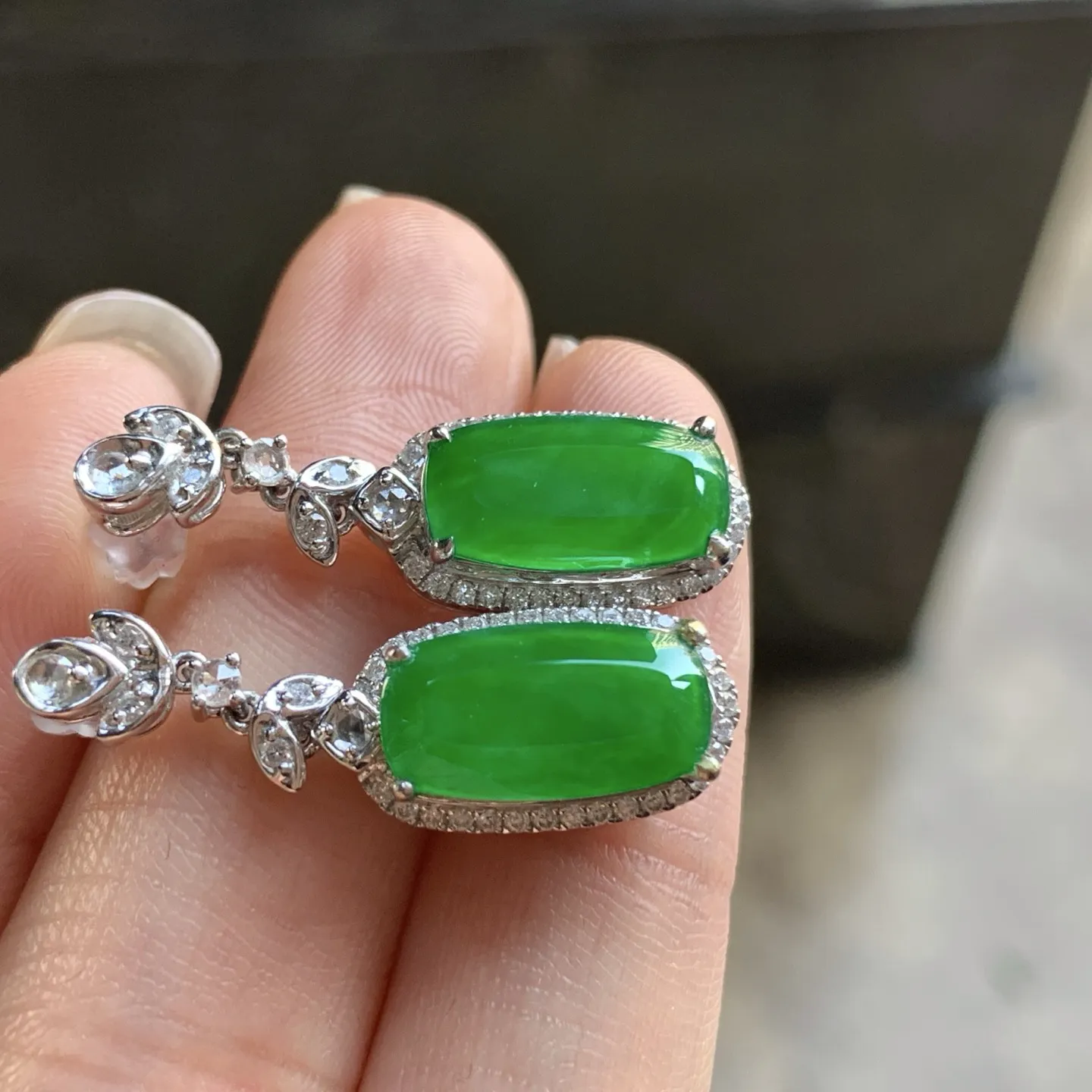 金钻镶嵌辣绿色耳坠^_^颜色浓郁 鲜艳