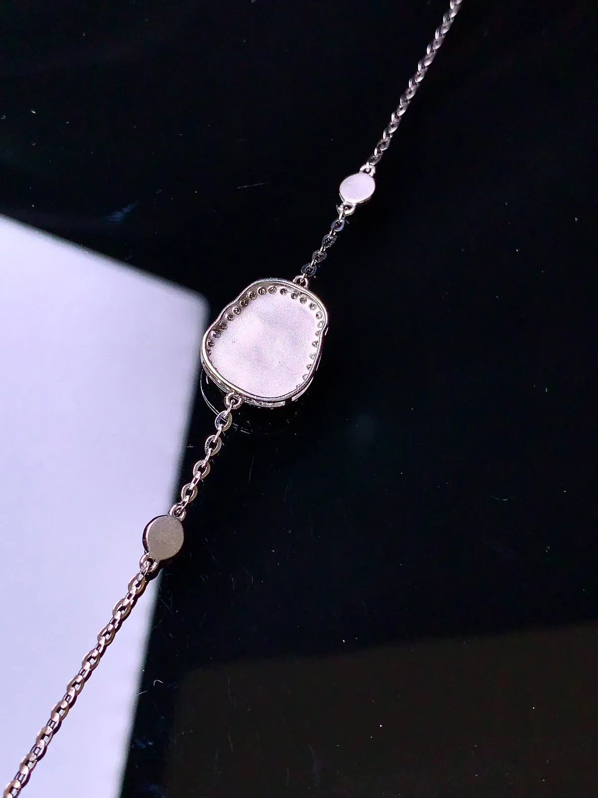 18k金镶嵌满绿如意手链 玉质细腻 色泽清新艳丽 整体尺寸12.5*10.5*4.5