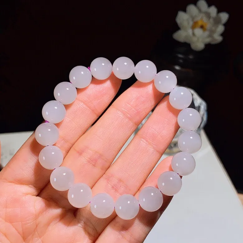 和田玉紫罗兰圆珠手串 。尺寸10重28克 玉质细腻油润  冰透水润  脂粉好，品质好。lt25102