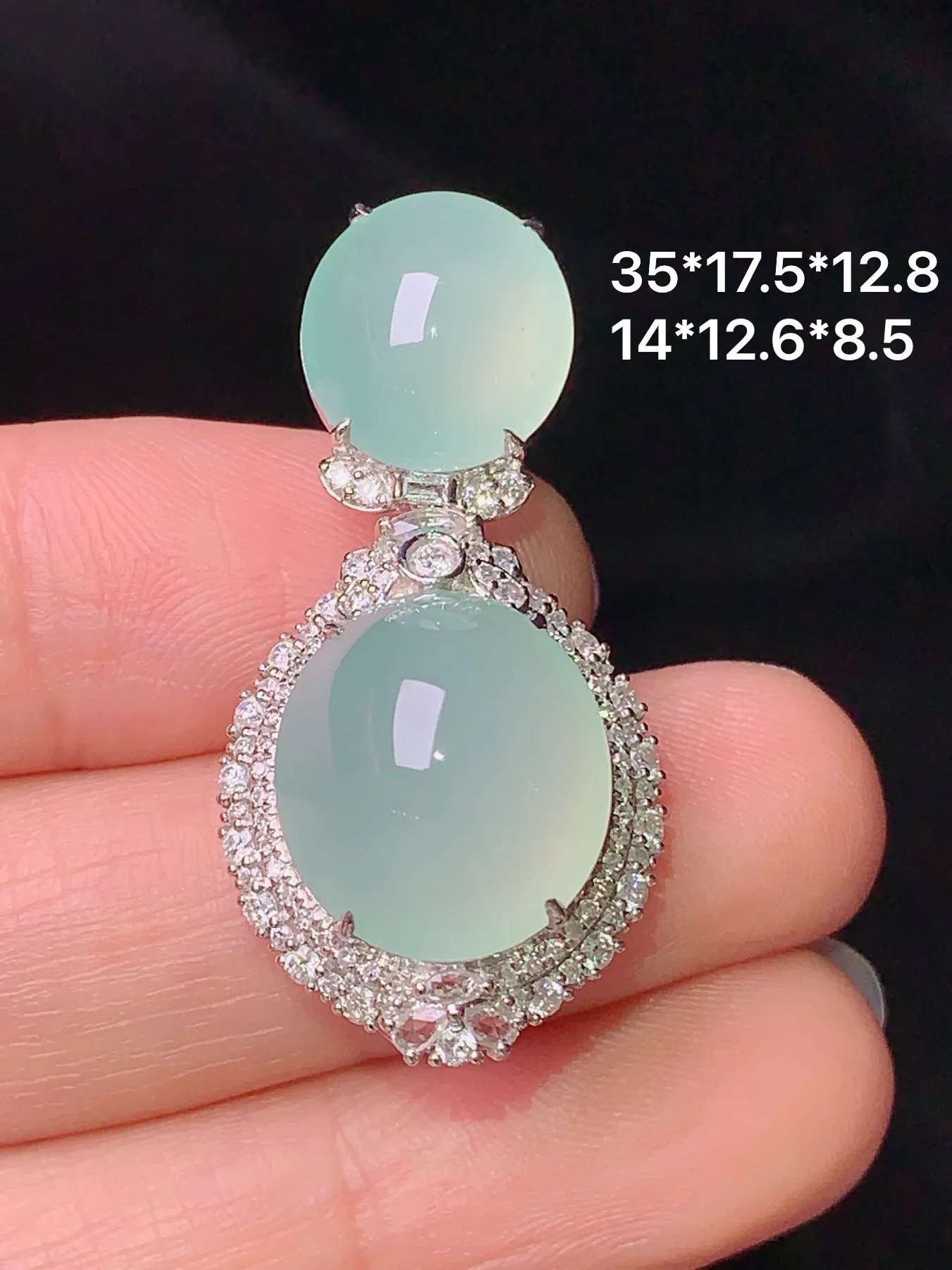 18k金钻镶嵌浅绿蛋面组合吊坠 玉质细腻 水润亮眼  整体尺寸35*17.5*12.8