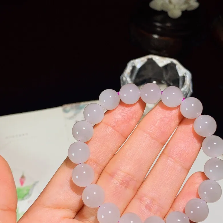 和田玉紫罗兰圆珠手串 。尺寸10重28克 玉质细腻油润  冰透水润  脂粉好，品质好。lt251025