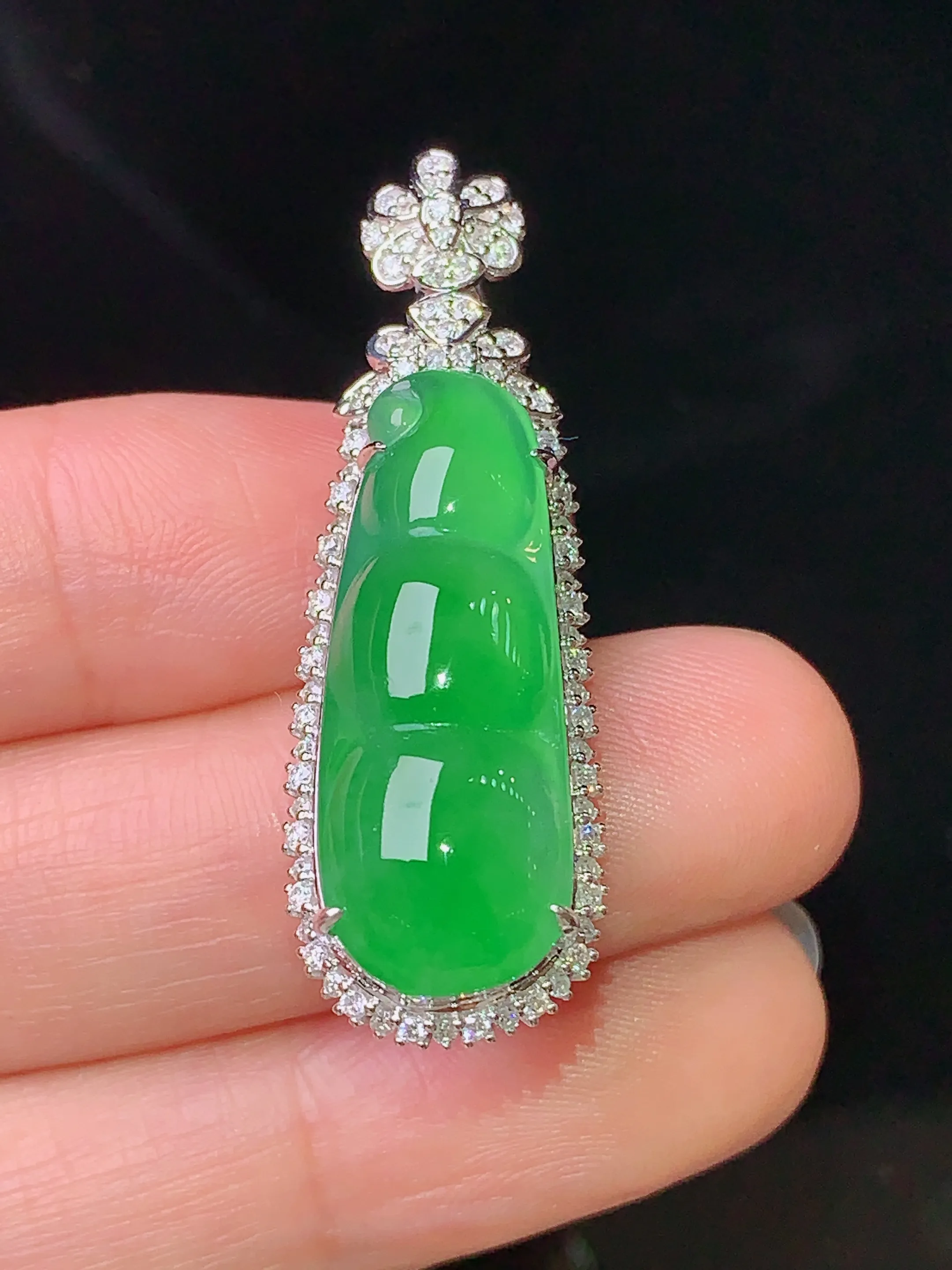 18k金钻镶嵌翠绿四季豆吊坠 玉质细腻 水润亮眼 色泽艳丽 整体尺寸39*13*12