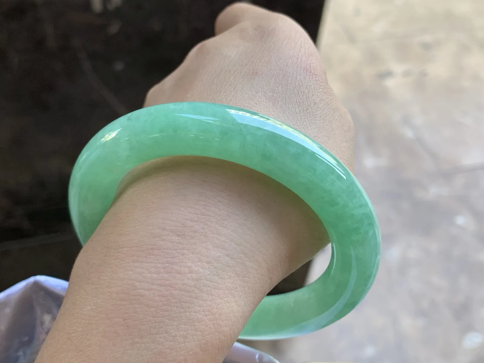 57-11.7

阳绿色圆条手镯^_^色阳 玉质温润