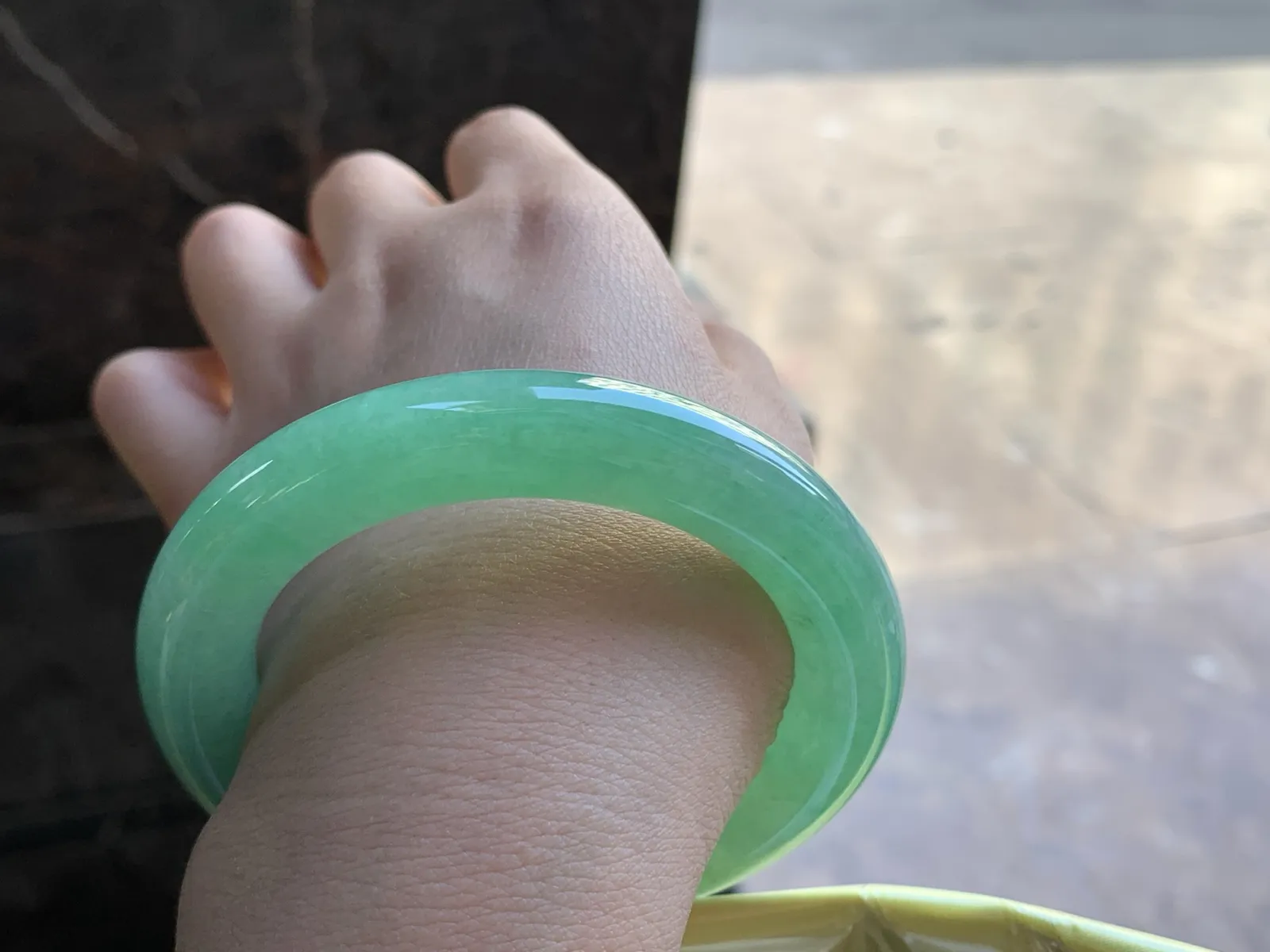 55.5-11.8

阳绿色圆条手镯^_^色阳 玉质温润