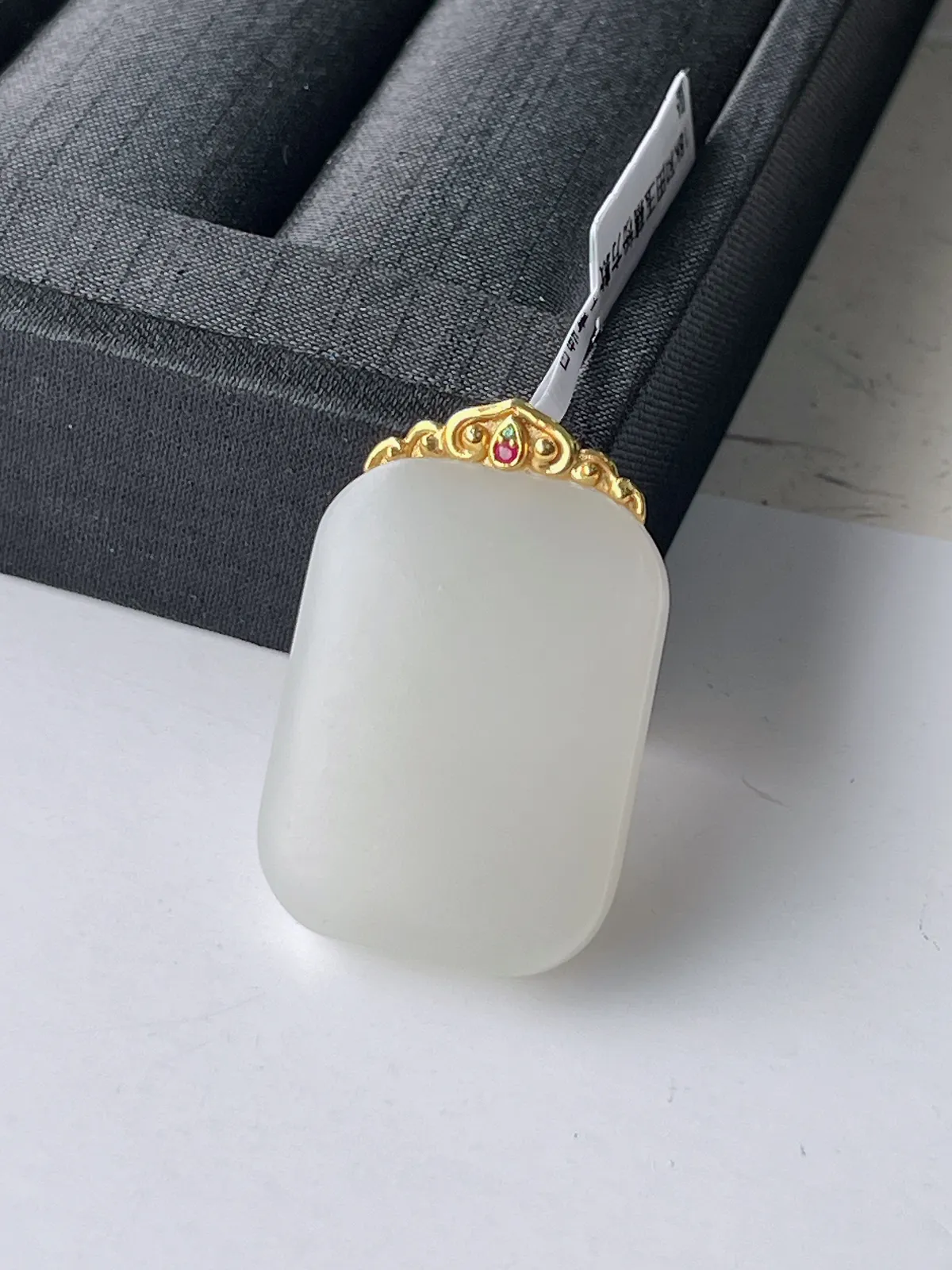 18K金豪镶和田玉藕粉方款无事牌吊坠