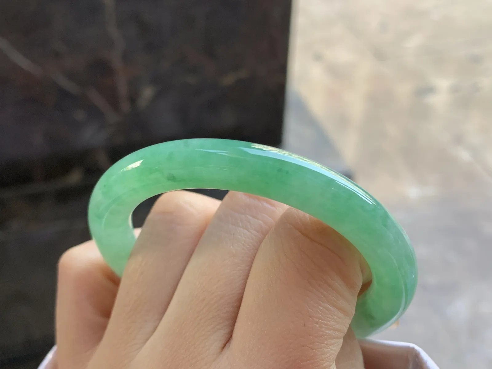 51.5-8.8

阳绿色圆条手镯^_^色阳 玉质温润