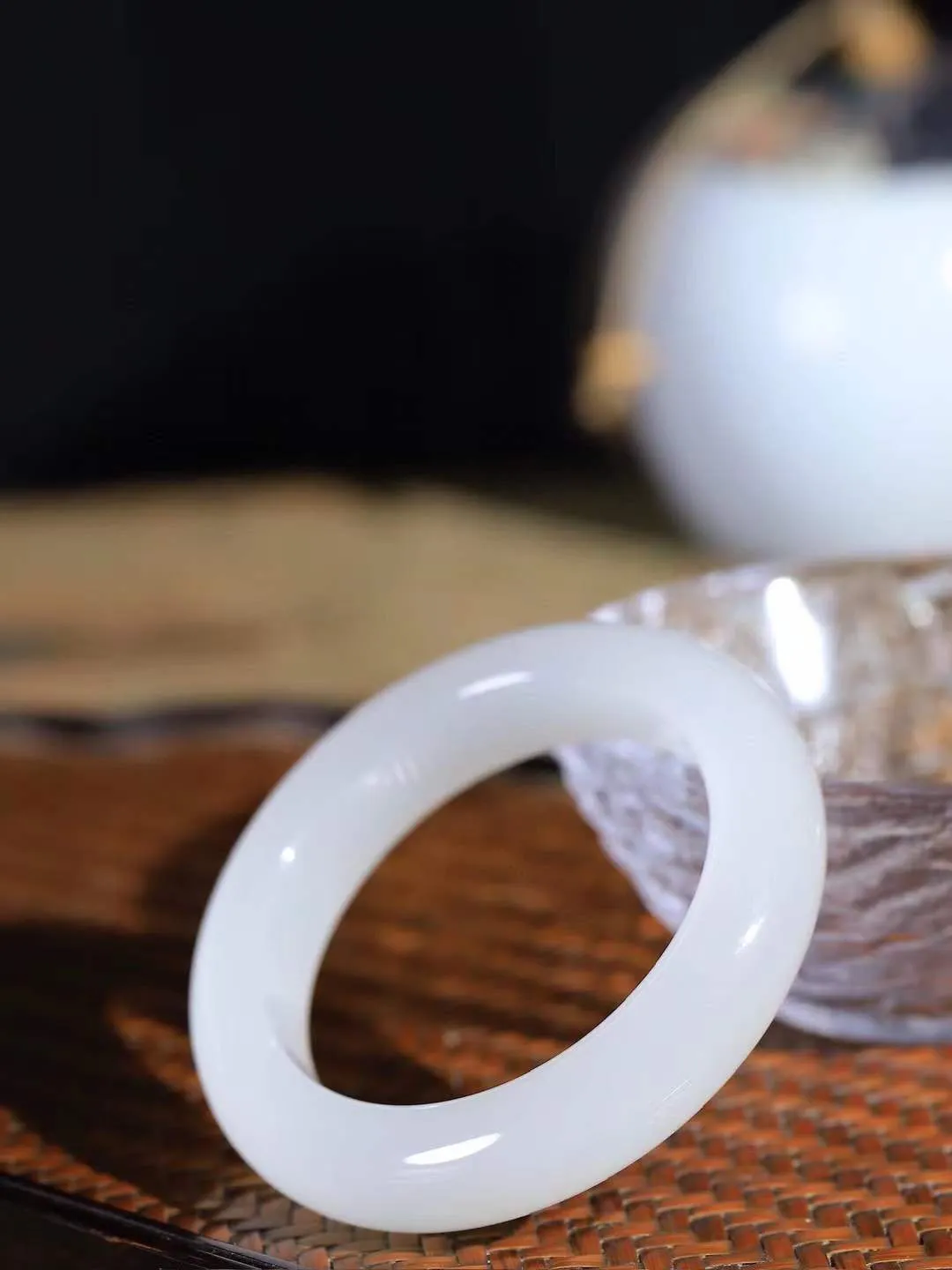 【情有独钟.手镯】

收藏级和田玉白玉手镯 玉质温润细腻 油性十足 手感舒适，高华雅逸，线条流畅，简约大气，美自天成，素雅高贵。佩戴于腕间，婉约之美，举手投足间透出那低调奢华。重64.8克 内径50mm 尺寸14-10mm   FDT-791052895