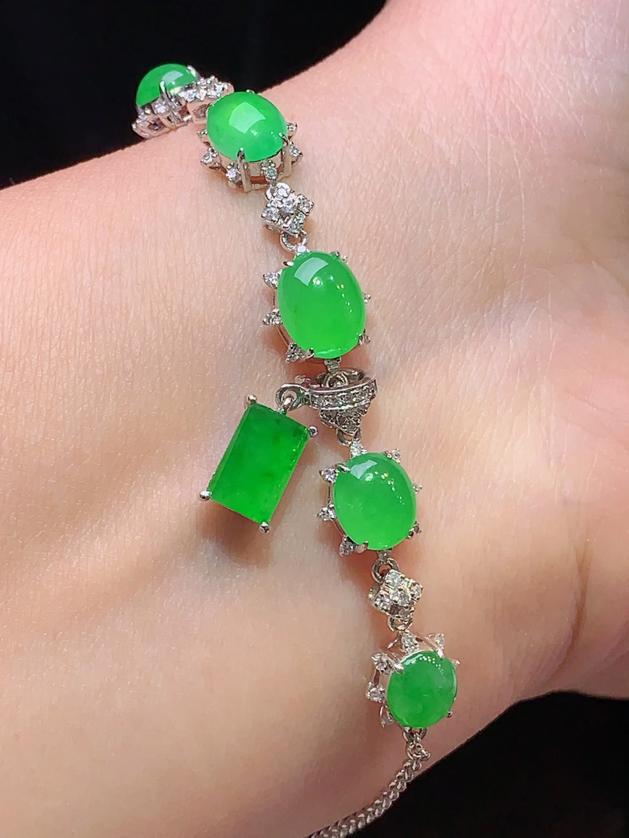 18k金钻镶嵌满绿蛋面吊坠两用款 玉质细腻 水润亮眼 色泽艳丽 整体尺寸66.8*8.5*5.7