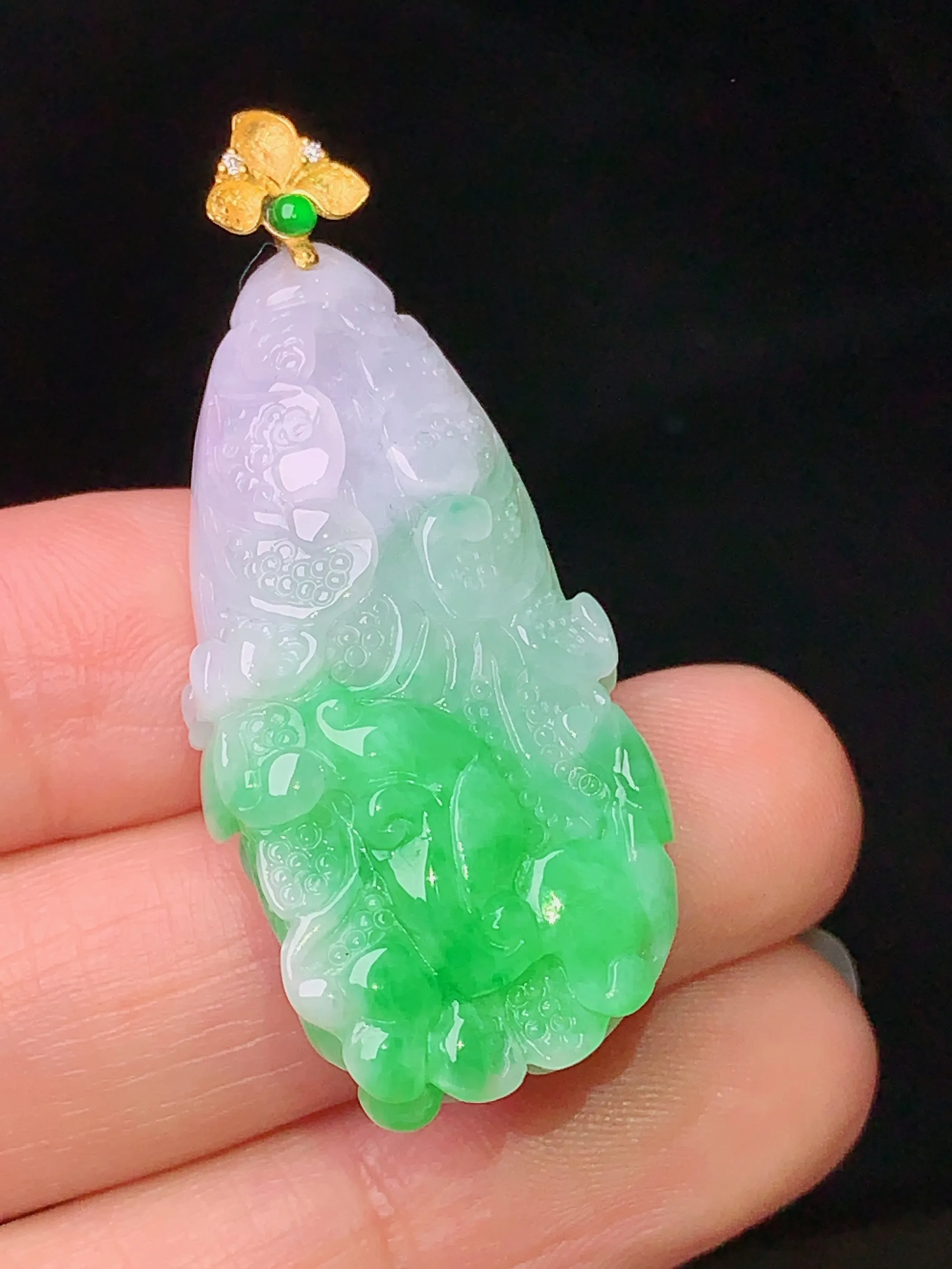 18k金镶嵌飘绿白菜吊坠 玉质细腻 水润亮眼  整体尺寸43.3*17.6*10