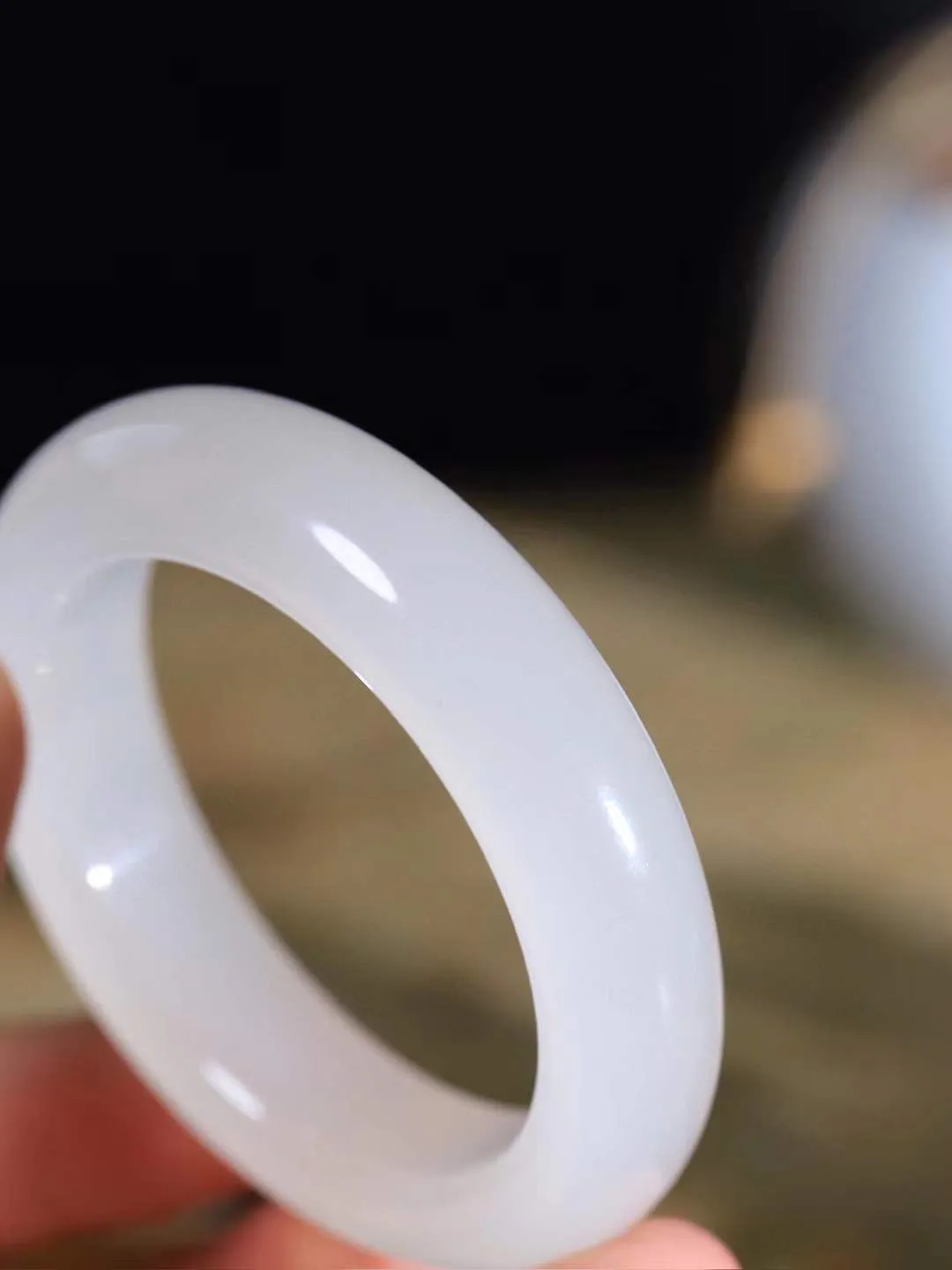 【情有独钟.手镯】

收藏级和田玉白玉手镯 玉质温润细腻 油性十足 手感舒适，高华雅逸，线条流畅，简约大气，美自天成，素雅高贵。佩戴于腕间，婉约之美，举手投足间透出那低调奢华。重64.8克 内径50mm 尺寸14-10mm   FDT-791052895