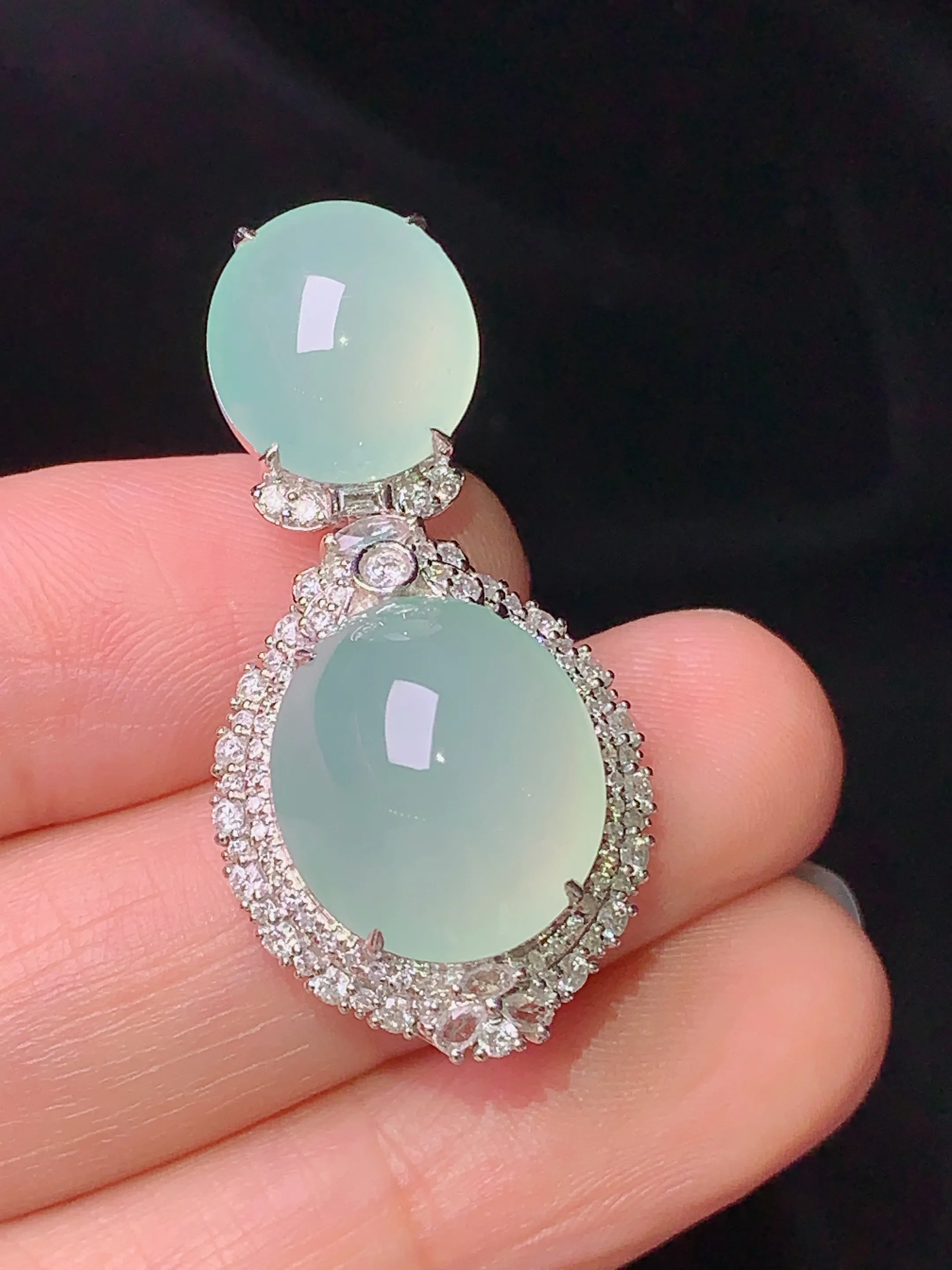 18k金钻镶嵌浅绿蛋面组合吊坠 玉质细腻 水润亮眼  整体尺寸35*17.5*12.8