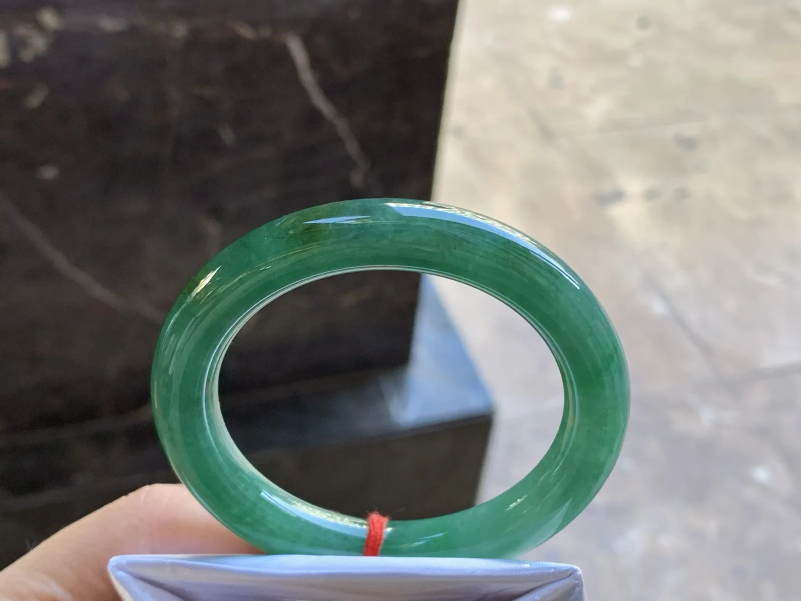 53-10

浓绿色圆条手镯^_^颜色鲜艳 玉质温润