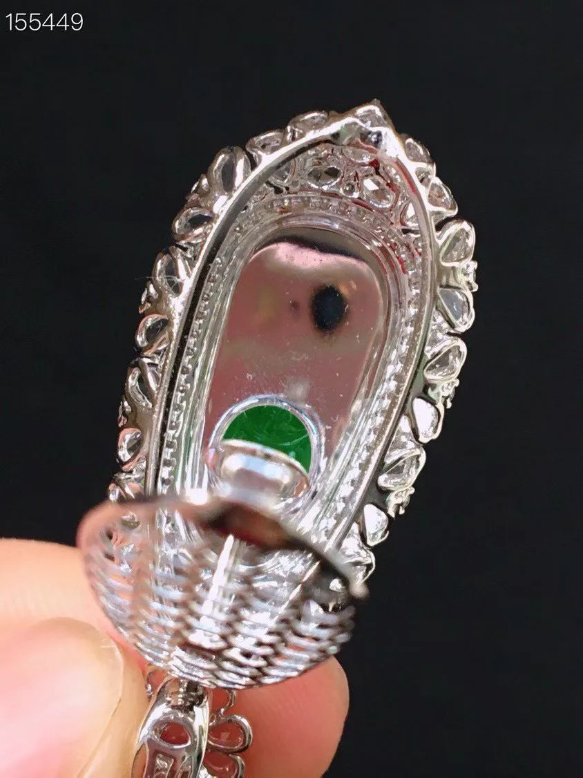 冰种阳绿福豆吊坠、真金真钻镶嵌，种水好，玉质细腻 .裸石尺寸 29.9*9.8