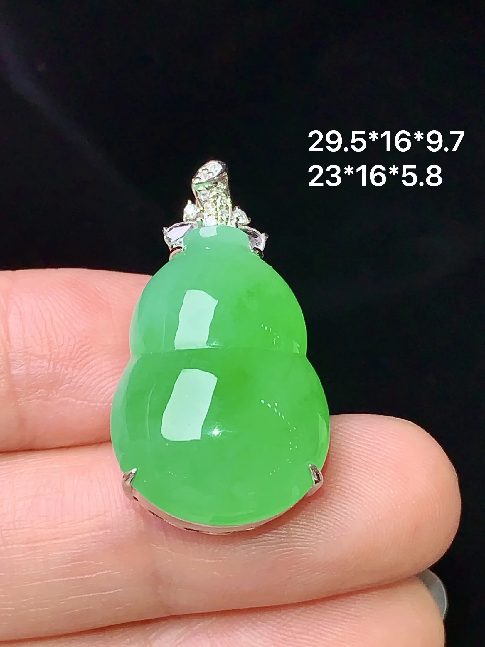 18k金钻镶嵌翠绿葫芦吊坠 玉质细腻 水润亮眼 色泽艳丽 整体尺寸29.5*16*9.7